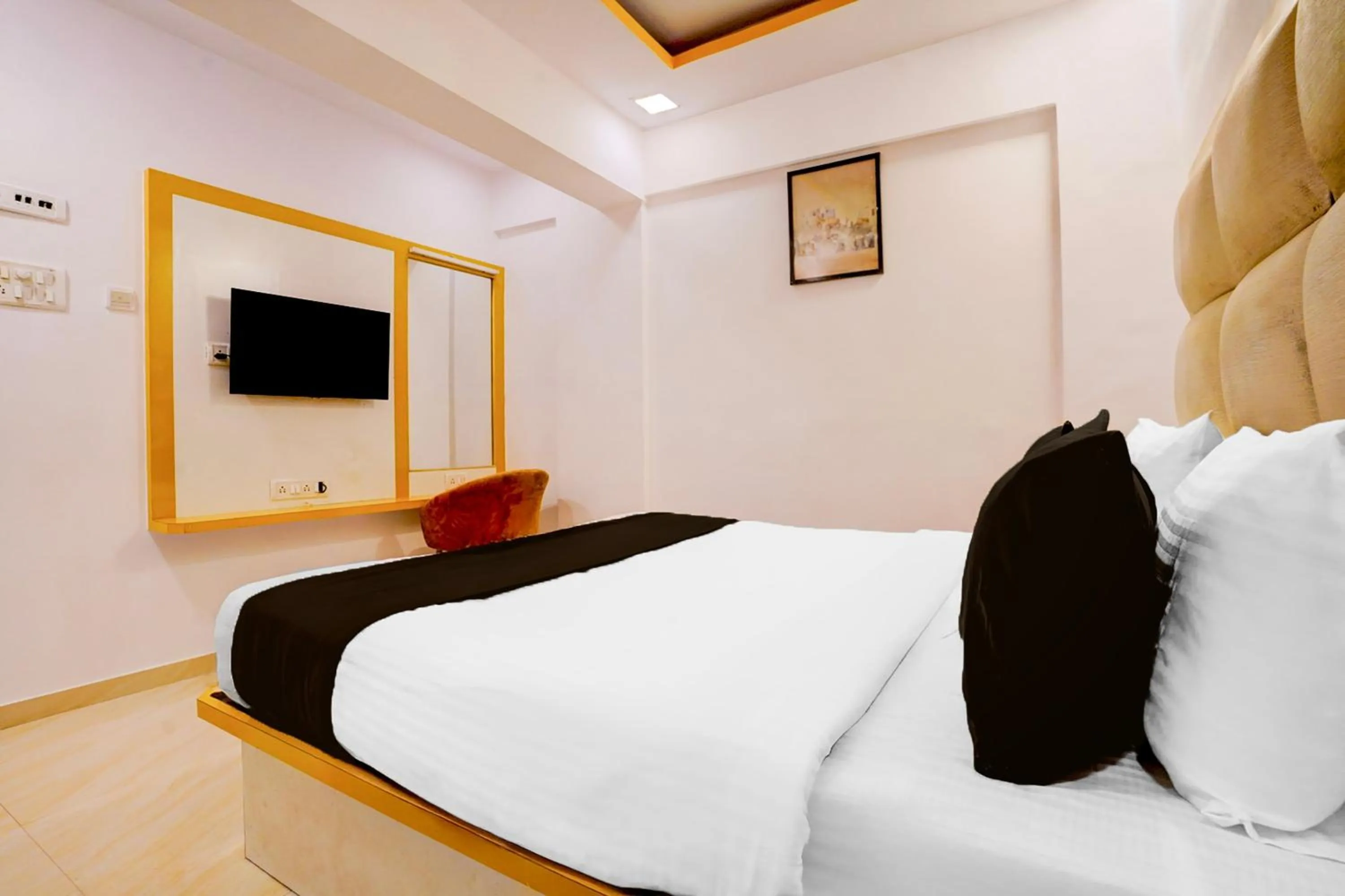 Bedroom, Bed in Super Collection O Andheri West Near KokilaBen Hospital