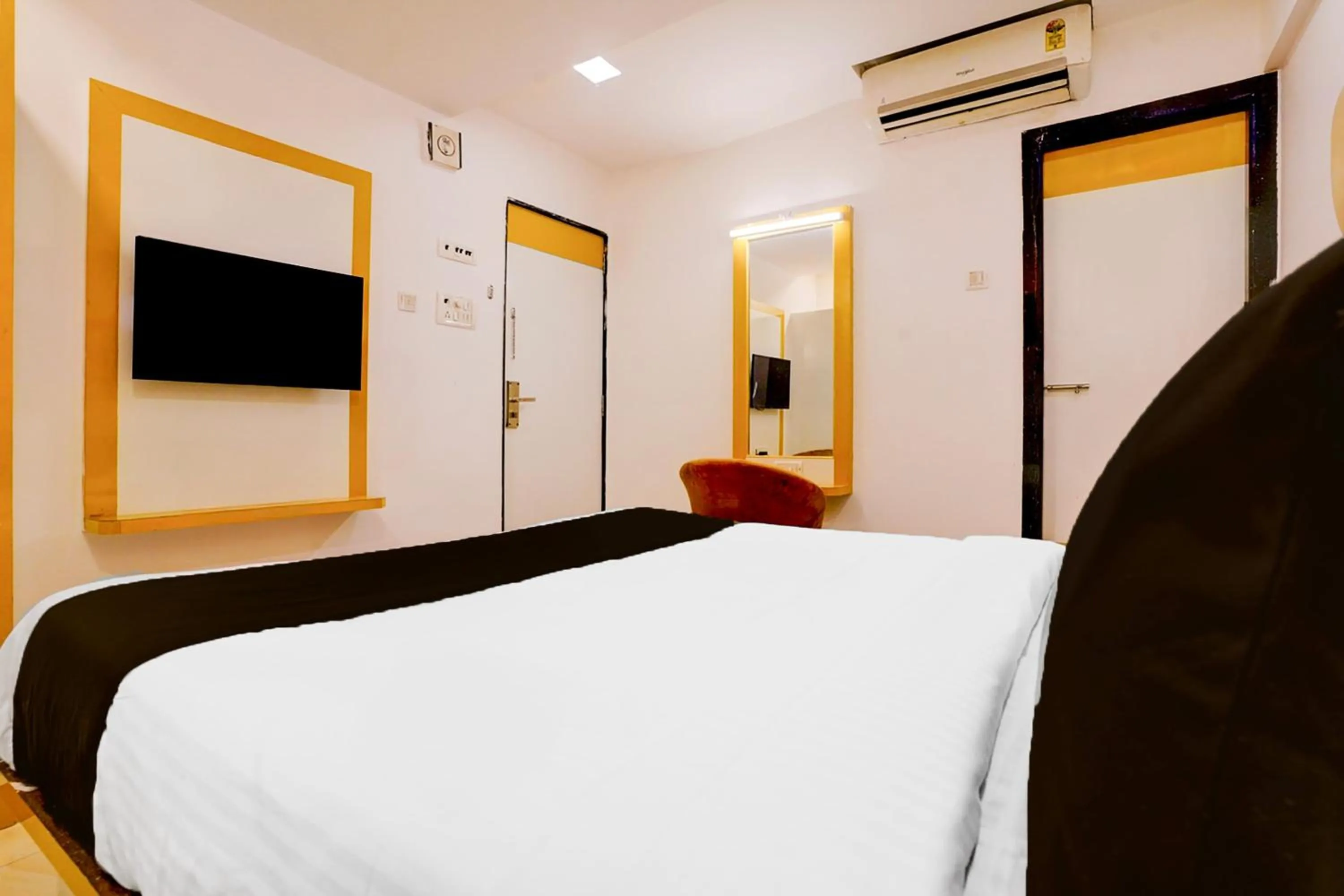 Bedroom, Bed in Super Collection O Andheri West Near KokilaBen Hospital