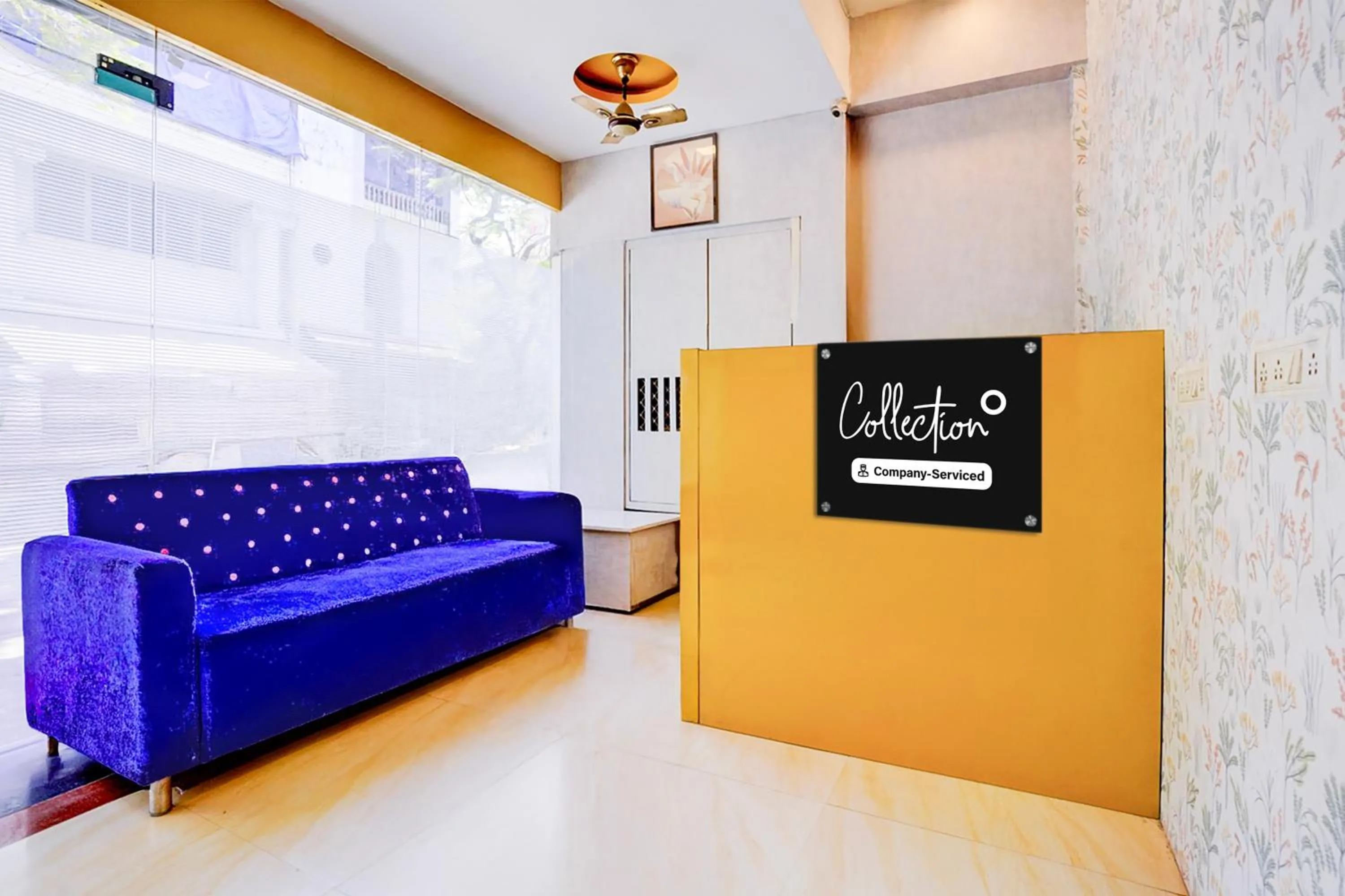 Lobby or reception in Super Collection O Andheri West Near KokilaBen Hospital