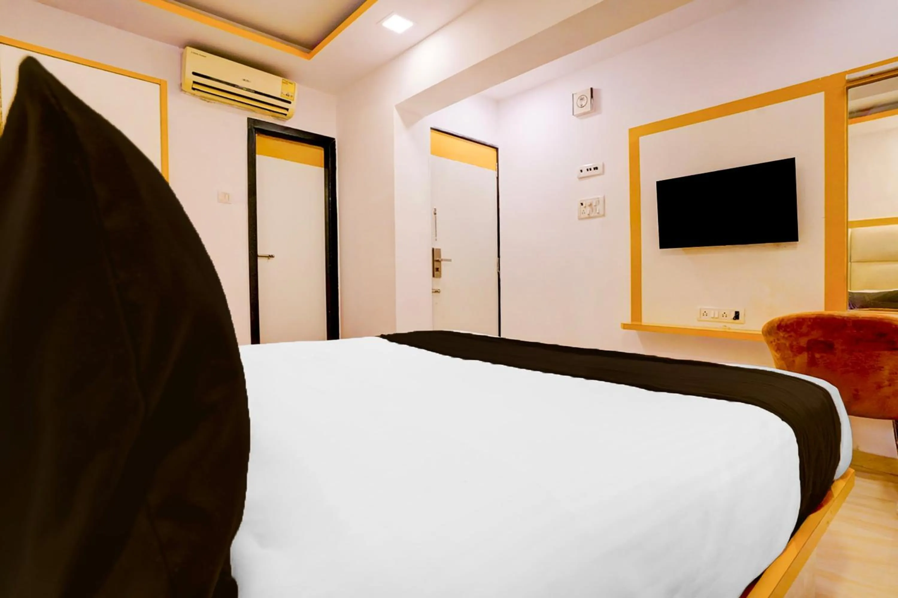 Bedroom, Bed in Super Collection O Andheri West Near KokilaBen Hospital