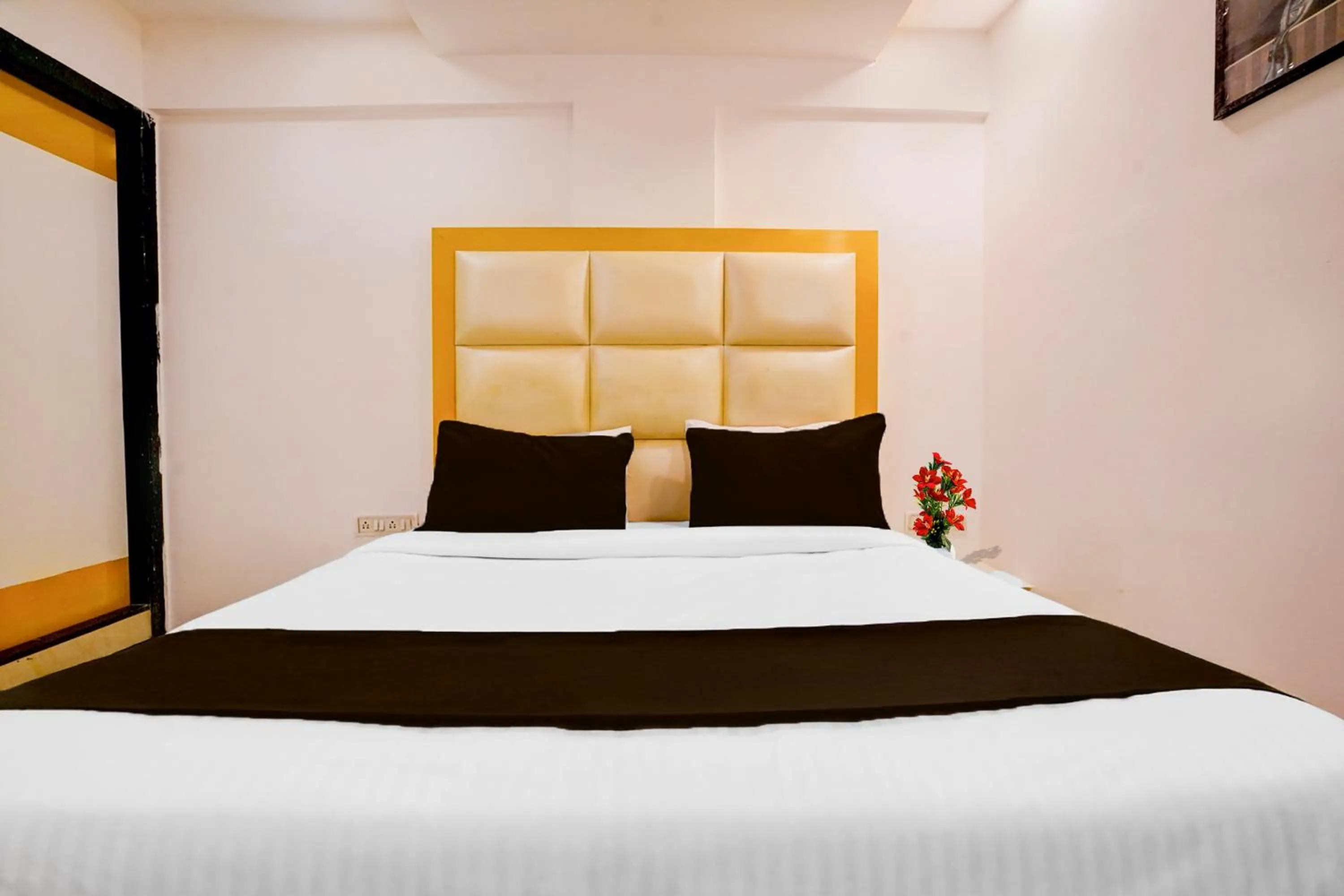 Bedroom, Bed in Super Collection O Andheri West Near KokilaBen Hospital