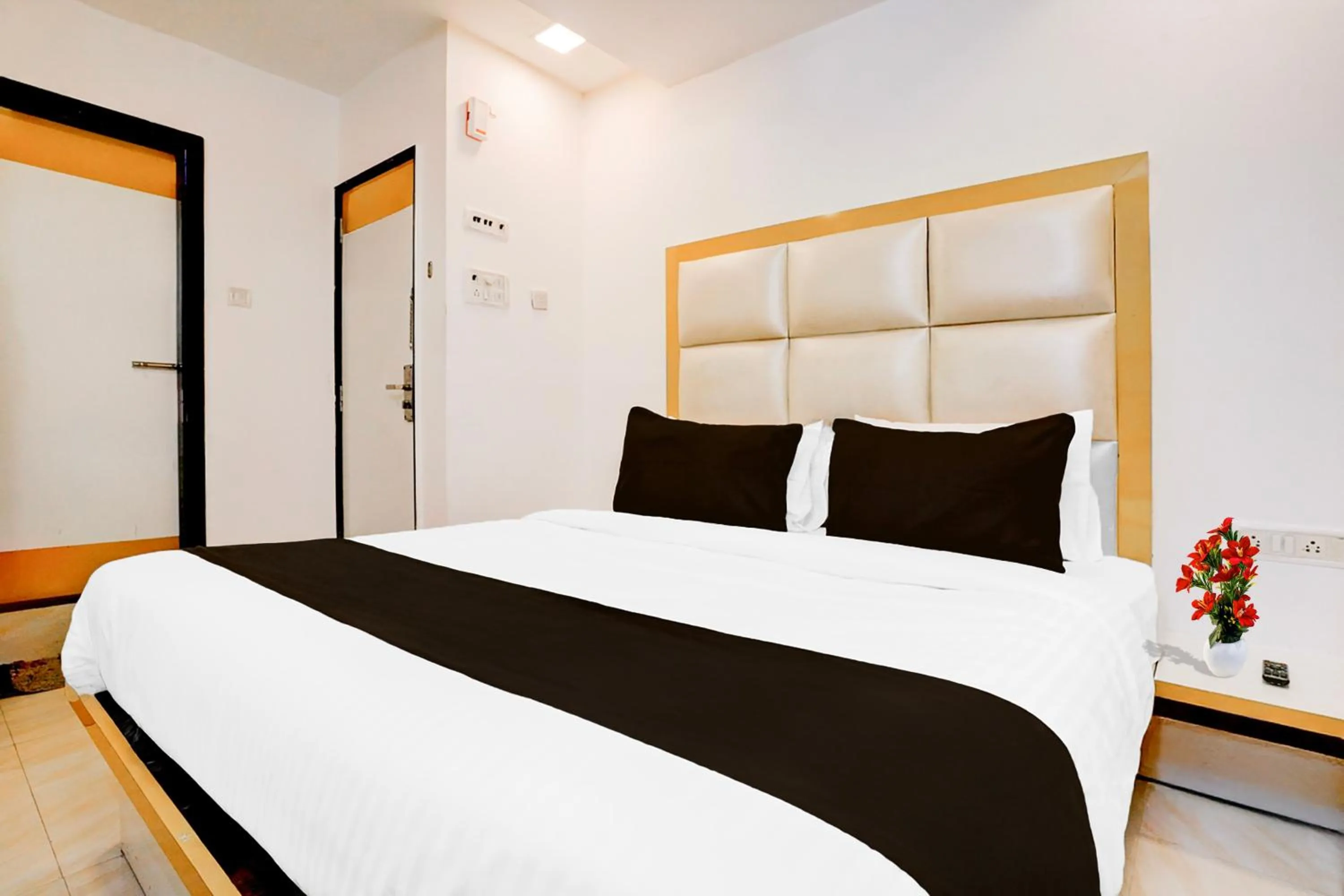 Bedroom, Bed in Super Collection O Andheri West Near KokilaBen Hospital