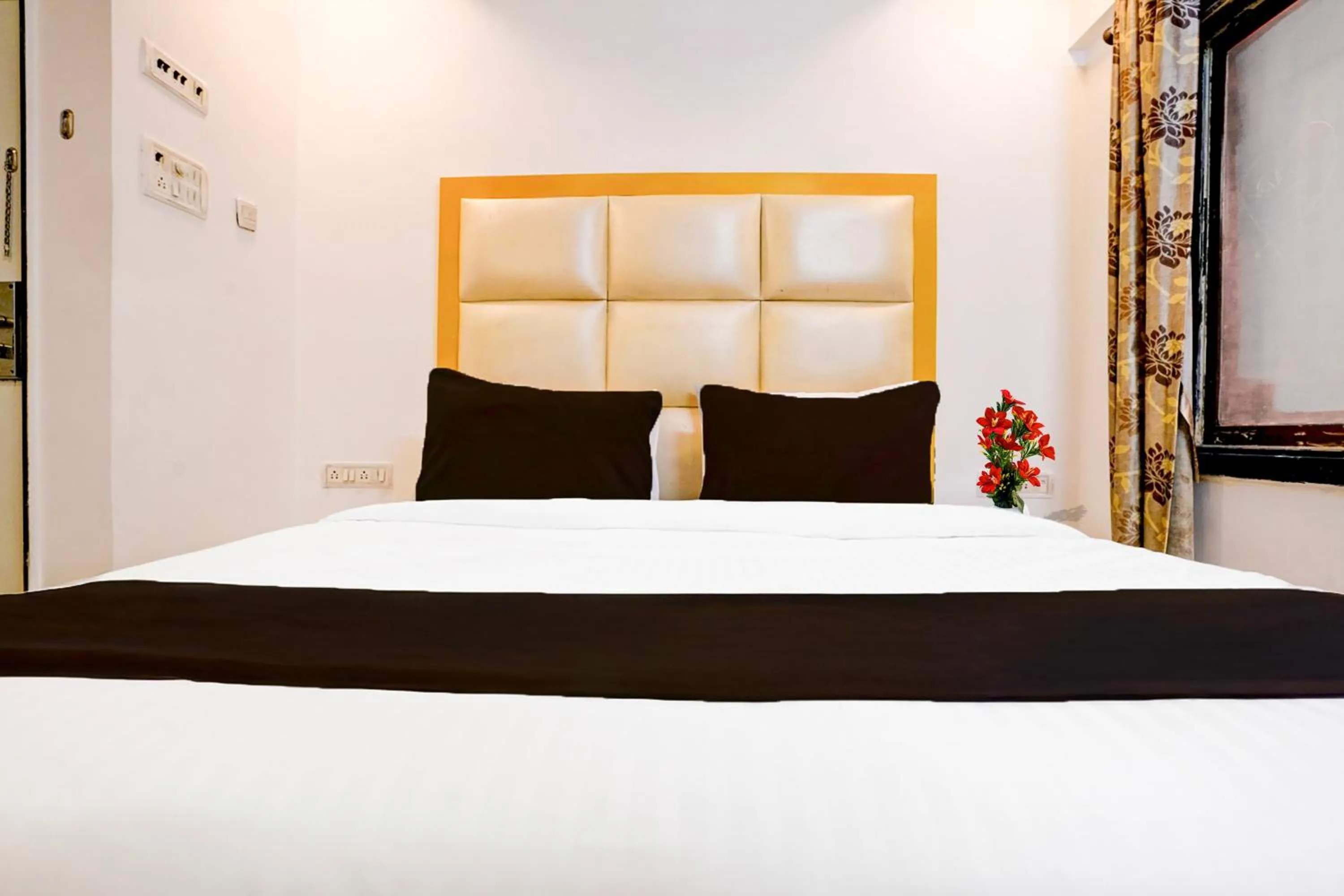 Bedroom, Bed in Super Collection O Andheri West Near KokilaBen Hospital