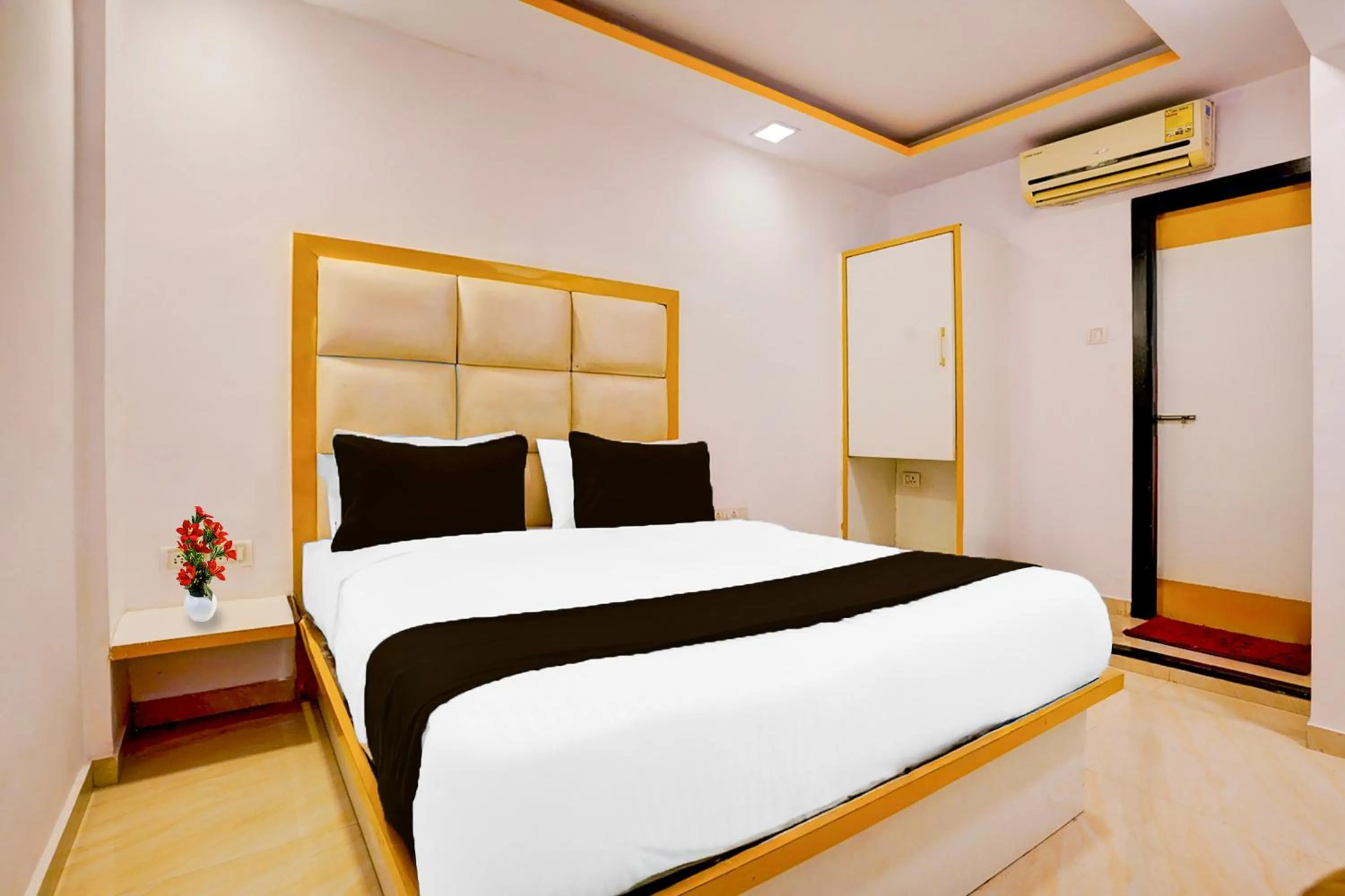 Bedroom, Bed in Super Collection O Andheri West Near KokilaBen Hospital