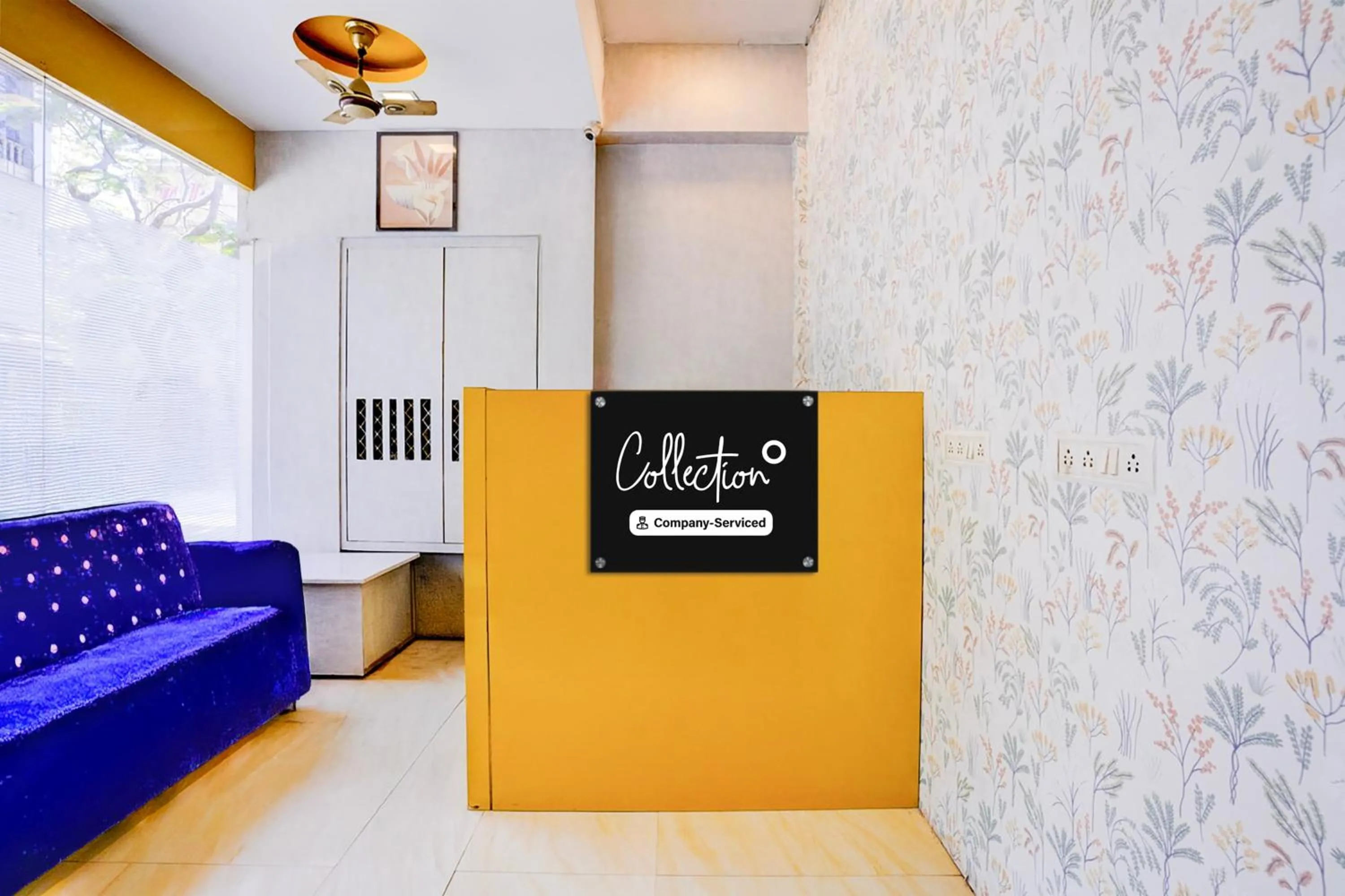 Lobby or reception in Super Collection O Andheri West Near KokilaBen Hospital