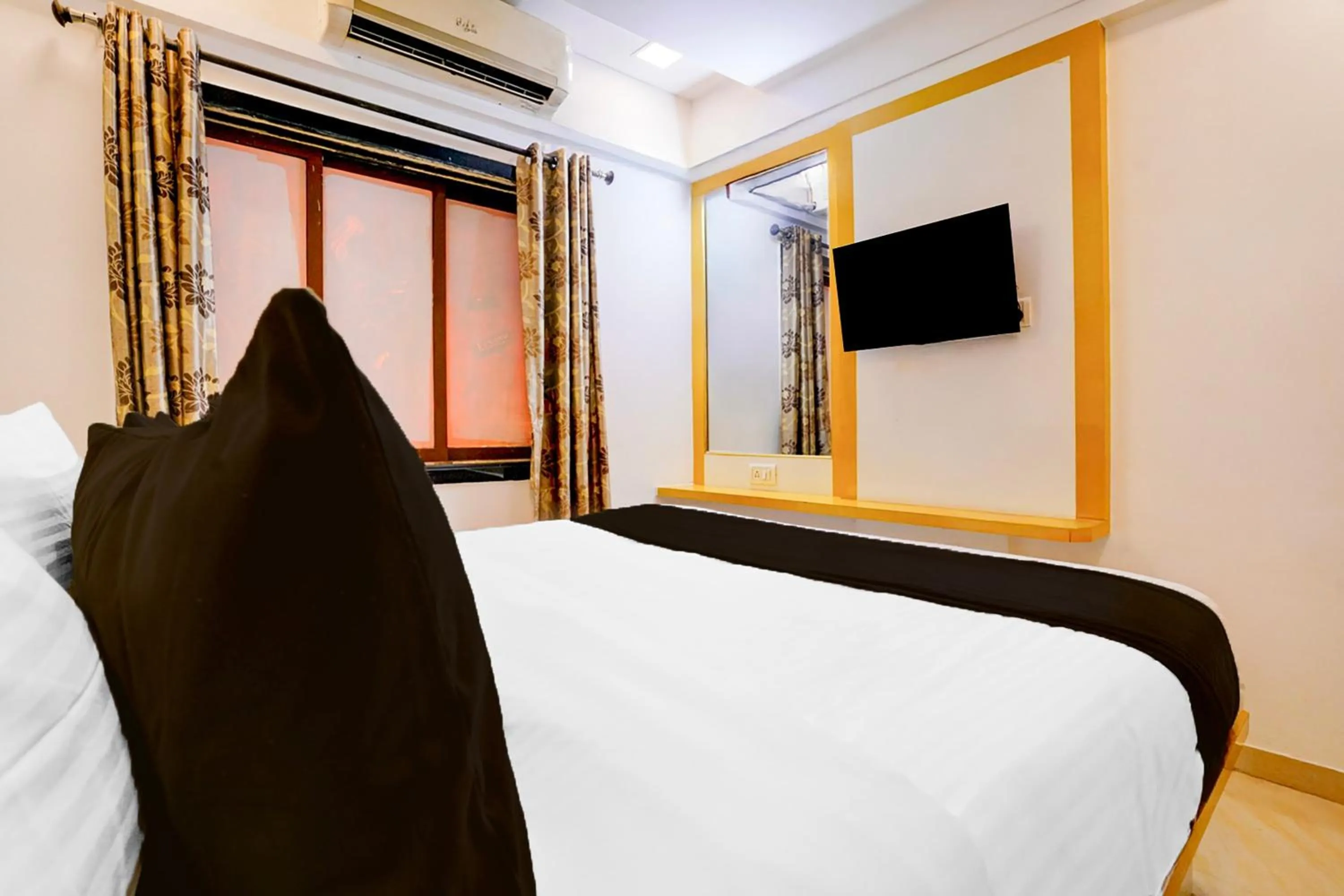 Bedroom, Bed in Super Collection O Andheri West Near KokilaBen Hospital