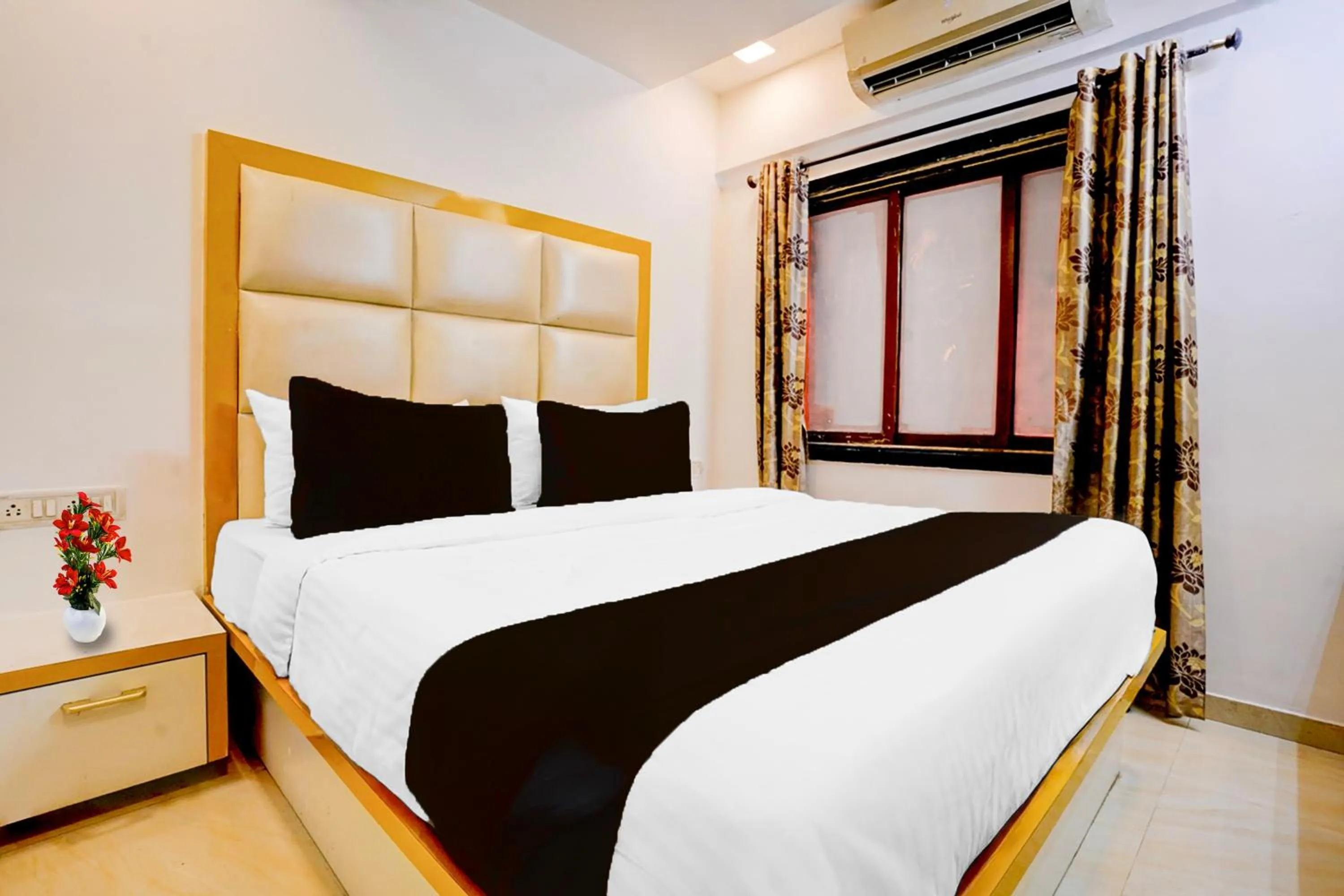 Bedroom, Bed in Super Collection O Andheri West Near KokilaBen Hospital