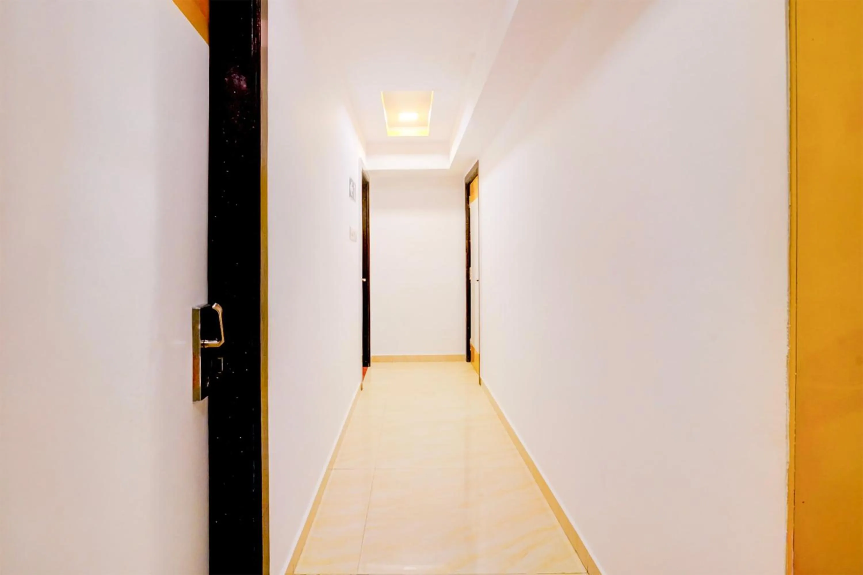 Lobby or reception in Super Collection O Andheri West Near KokilaBen Hospital