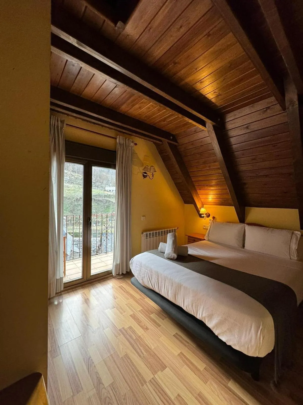 Photo of the whole room, Bed in Hotel Saueth