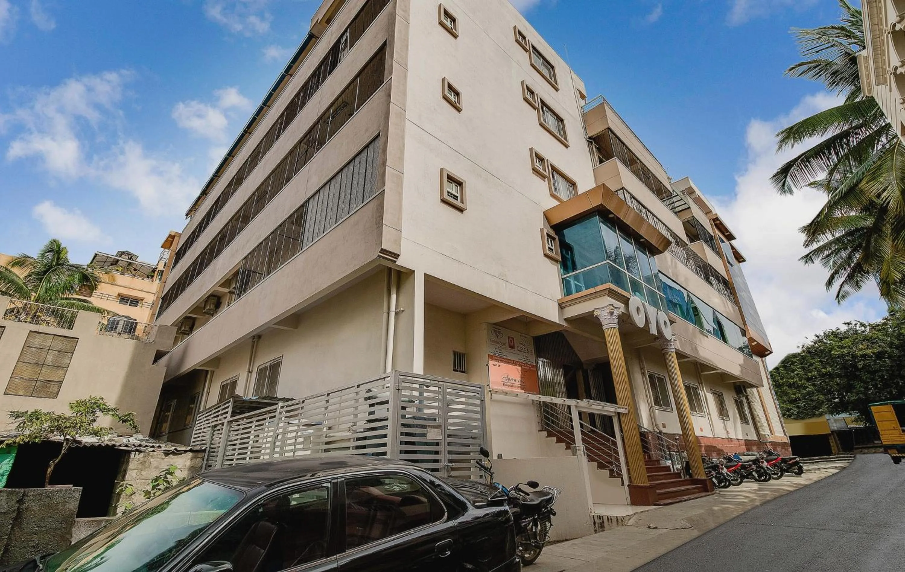 Facade/entrance in Hotel O Aaira Inn