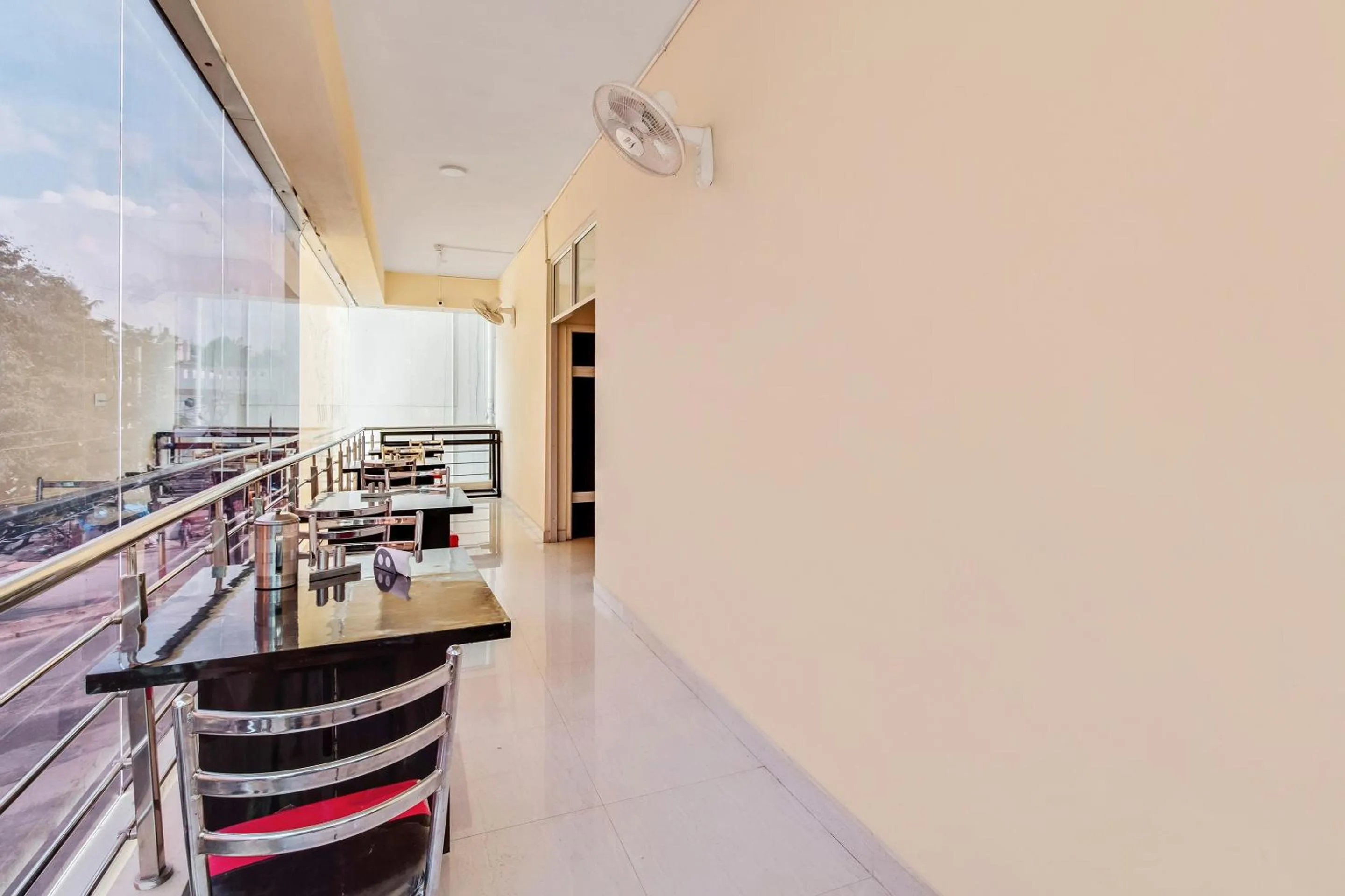 Restaurant/places to eat in Hotel O Aaira Inn