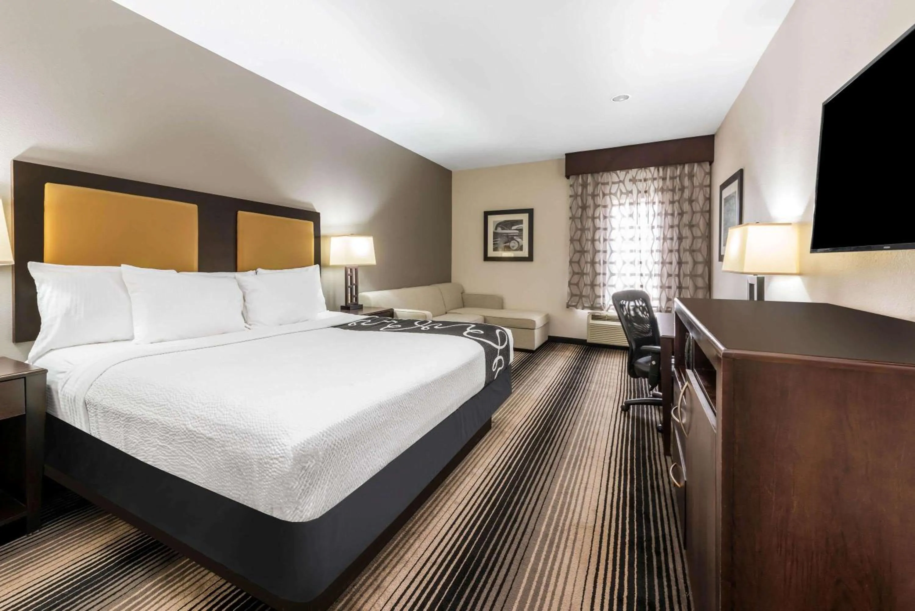 Photo of the whole room, Bed in La Quinta by Wyndham Orange