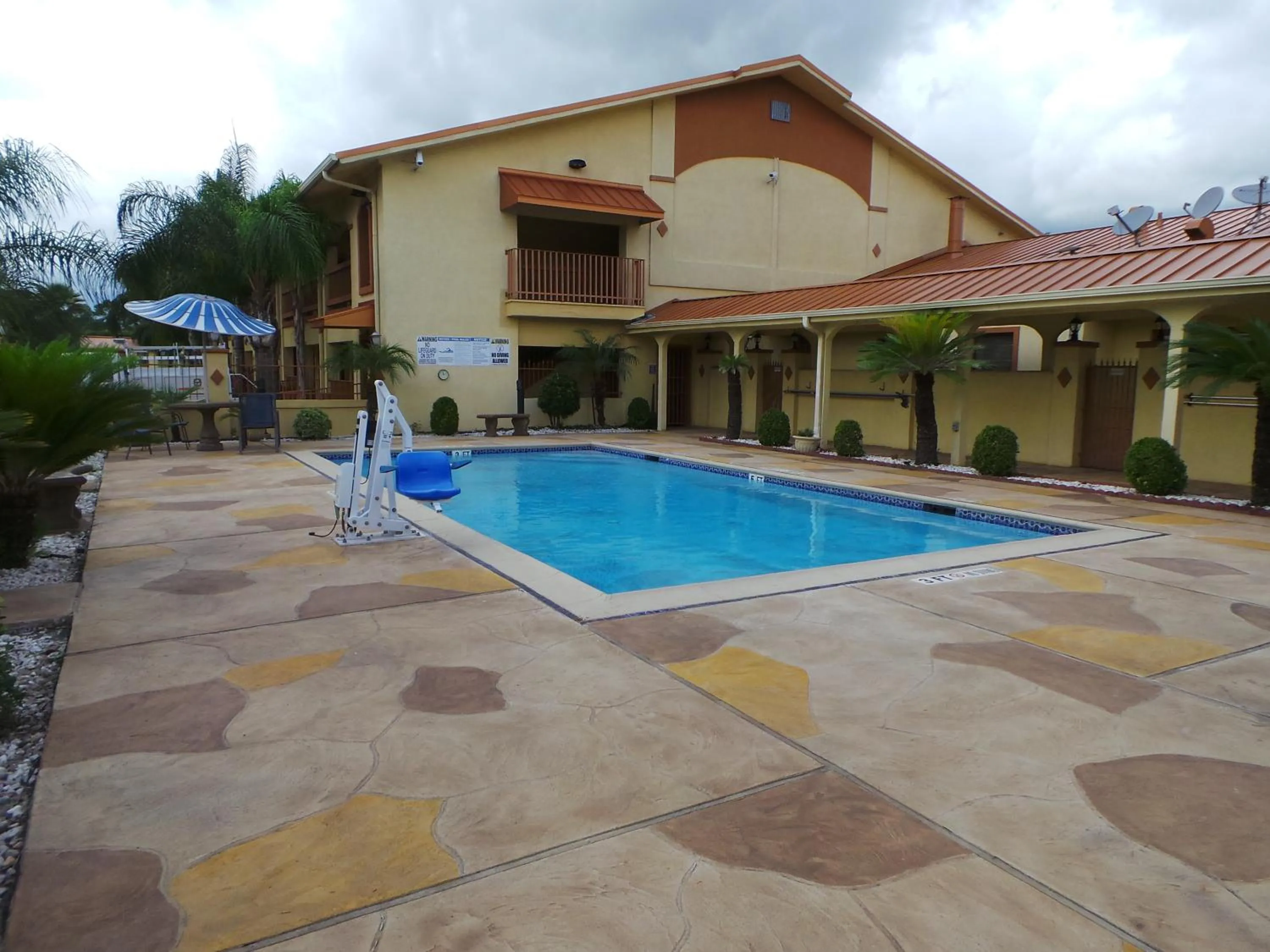 Property building in Americas Best Value Inn & Suites-Alvin/Houston