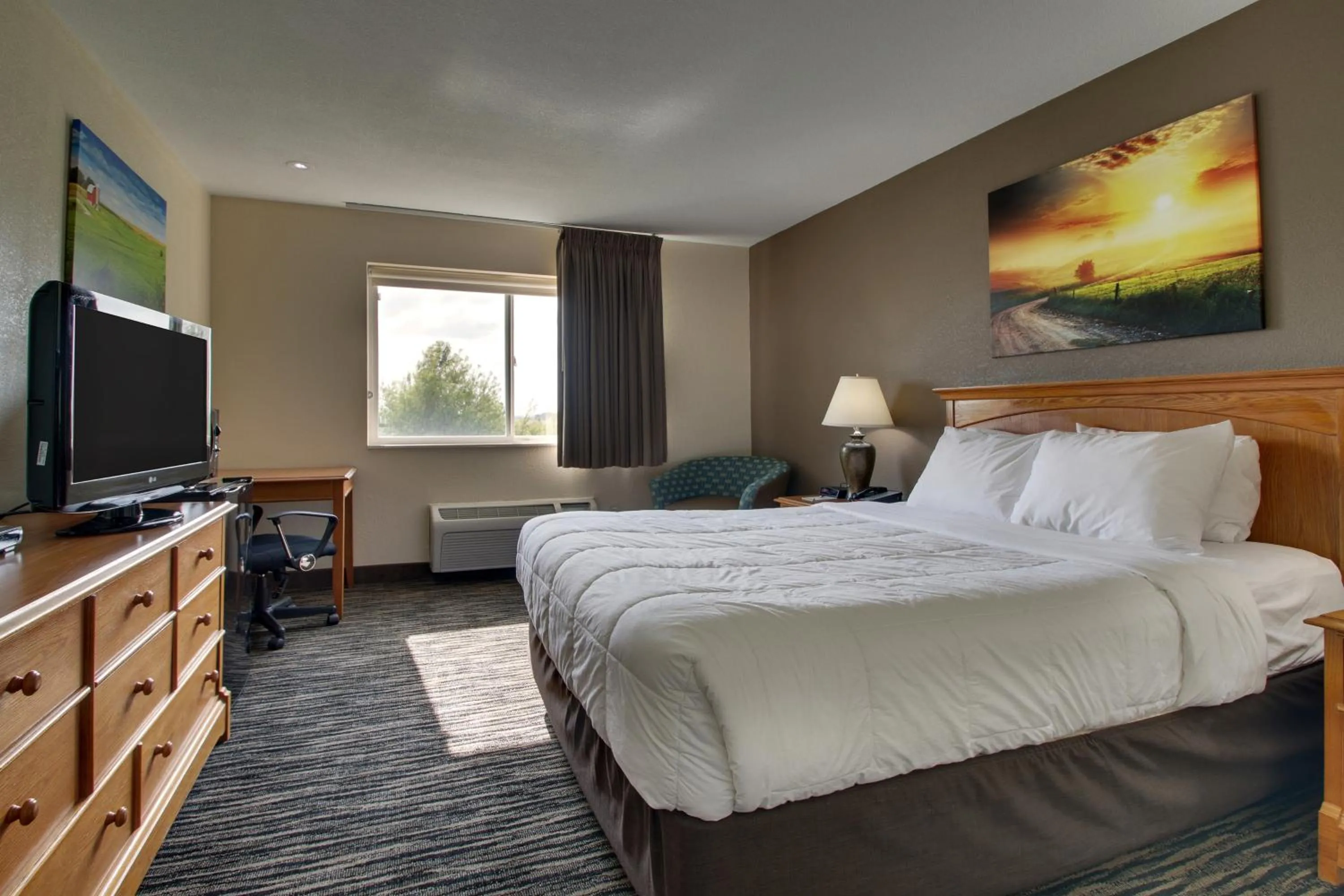 Bed in EverSpring Inn & Suites