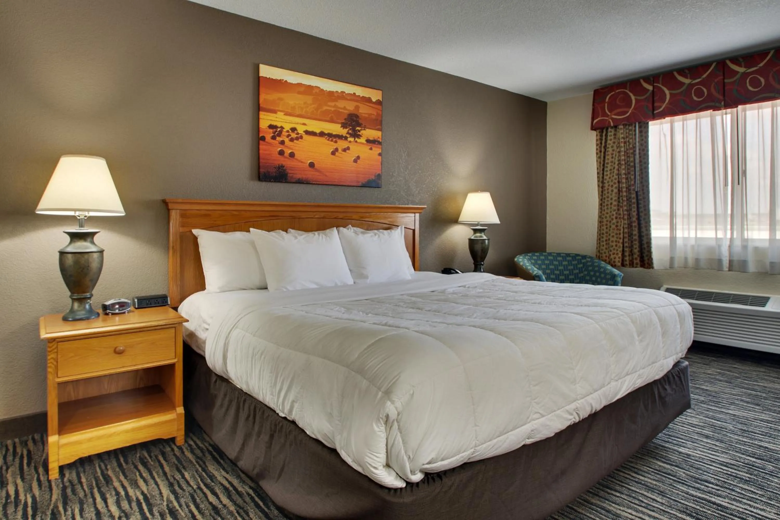 Bed in EverSpring Inn & Suites