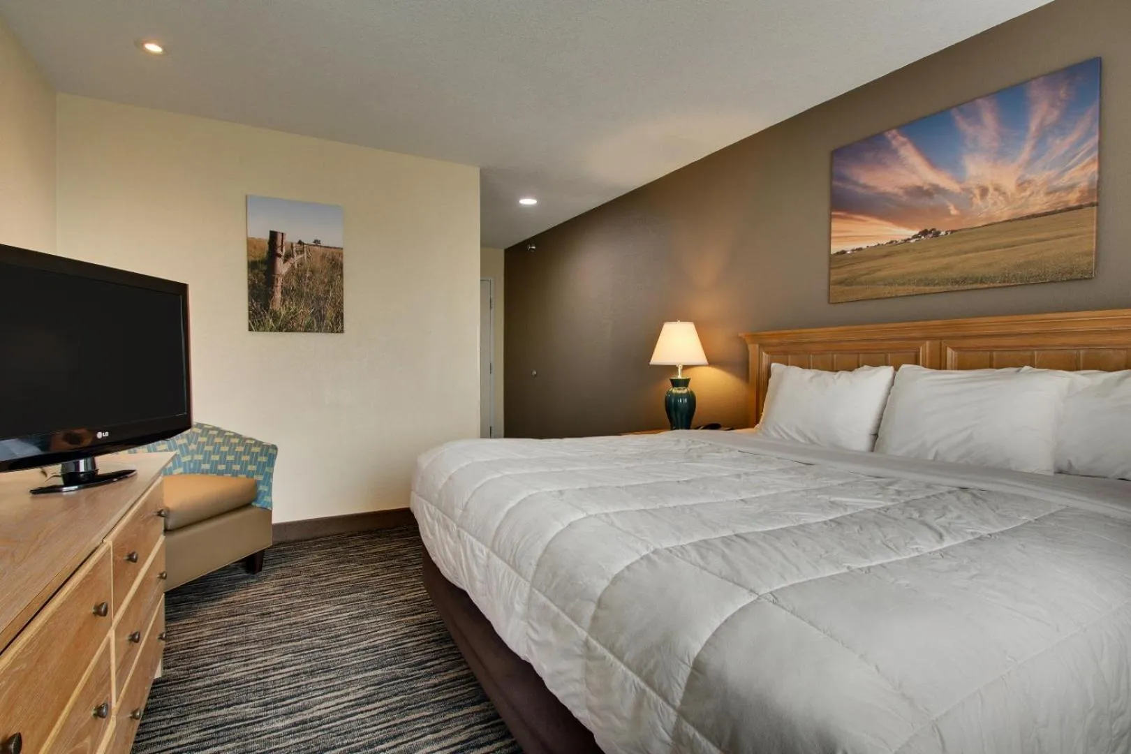 Bed in EverSpring Inn & Suites