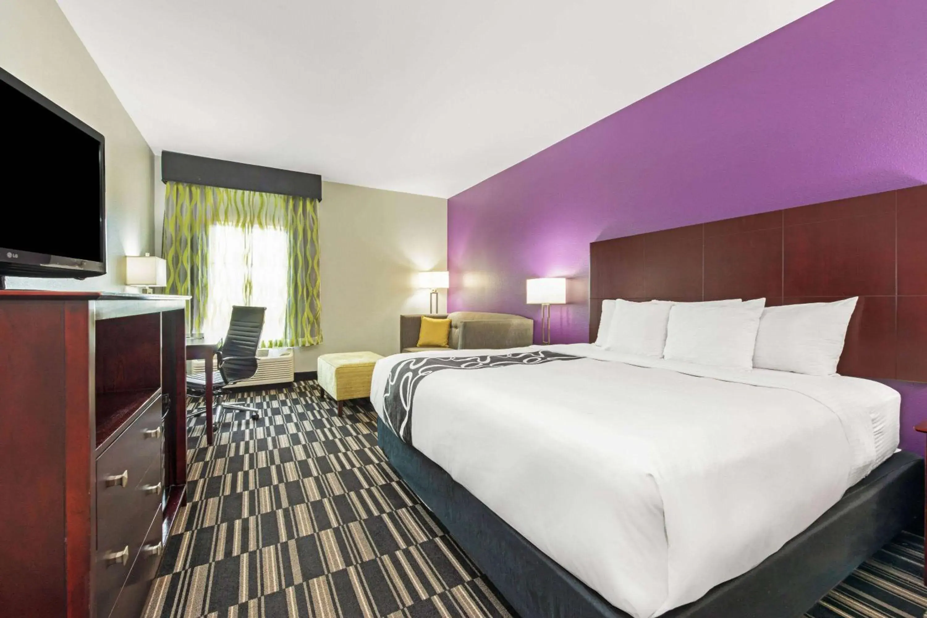 Deluxe King Room with Bath Tub - Mobility/Hearing Accessible - Non-Smoking in La Quinta by Wyndham Bridge City-Orange Deluxe King Room with Bath Tub - Mobility/Hearing Accessible - Non-Smoking in La Quinta by Wyndham Bridge City-Orange