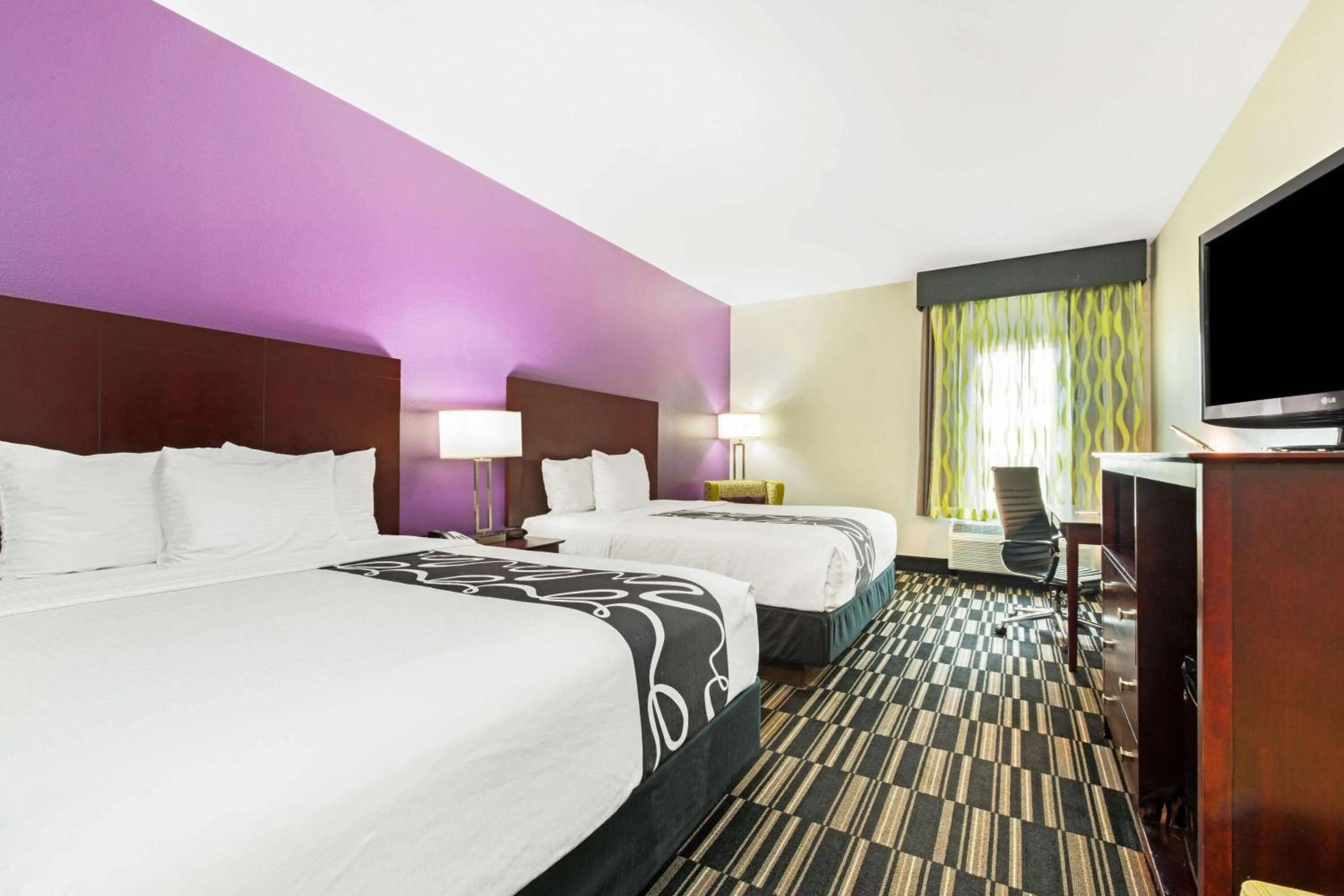 Photo of the whole room, Bed in La Quinta by Wyndham Bridge City-Orange