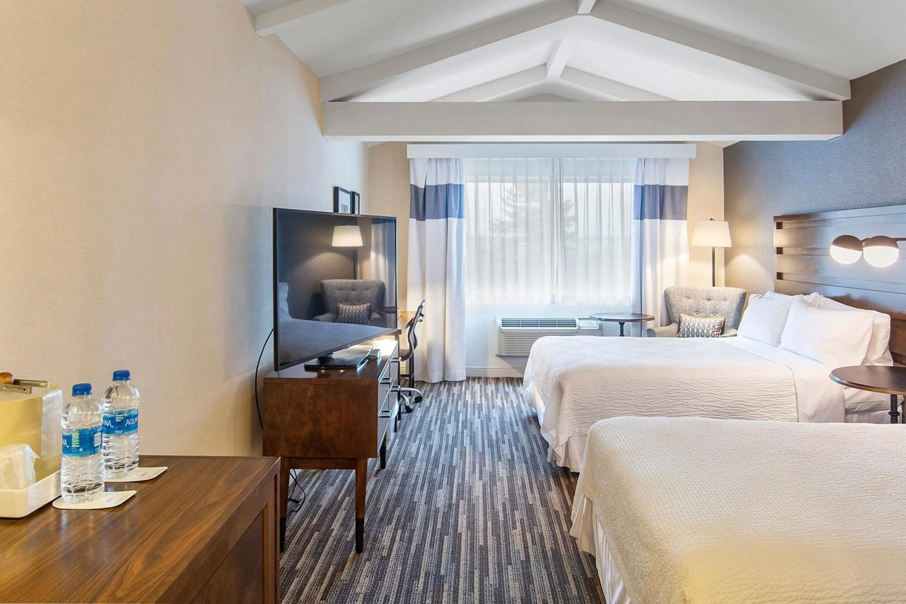 Photo of the whole room, Bed in Four Points by Sheraton Melville Long Island