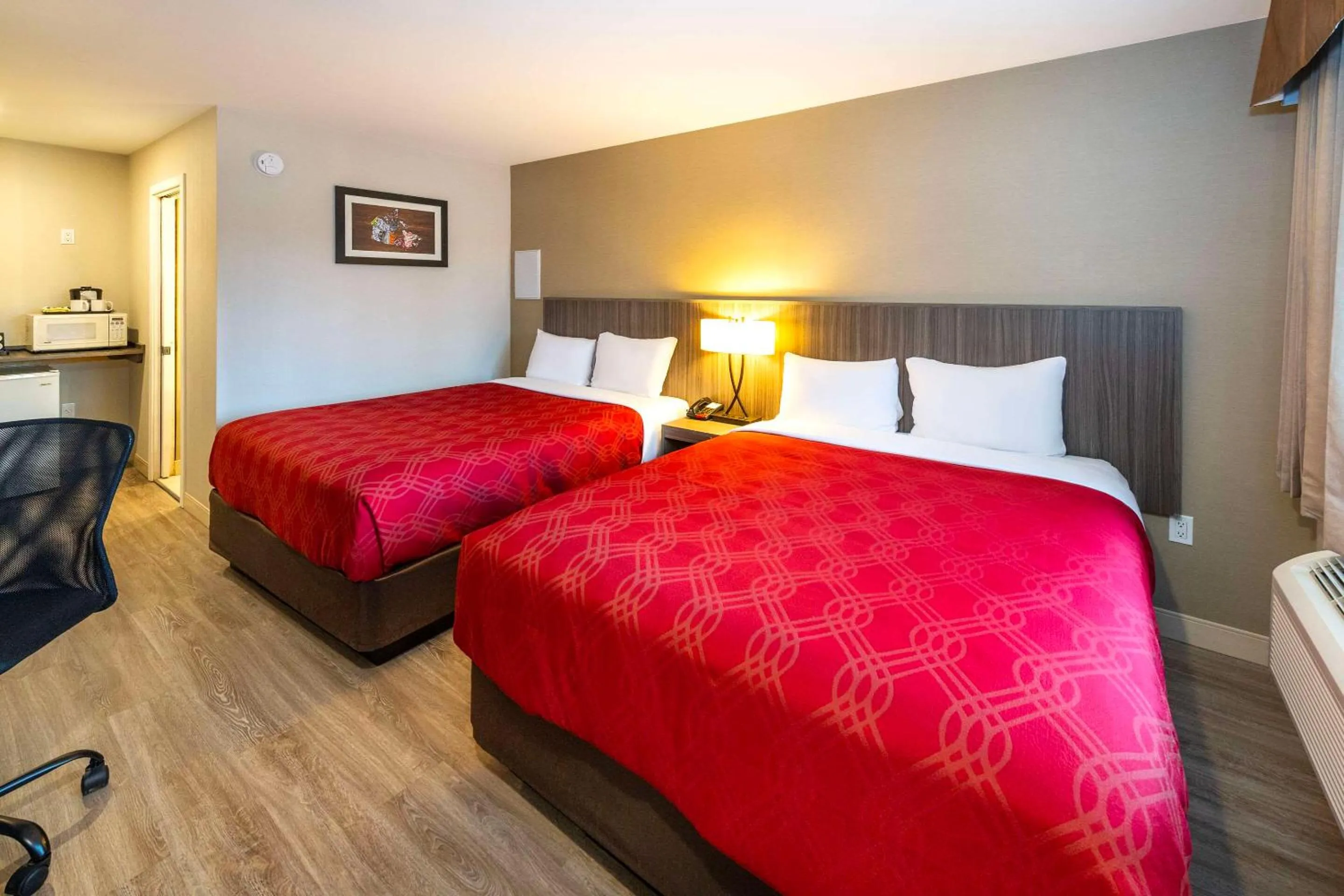 Bedroom, Bed in Econo Lodge Inn & Suites