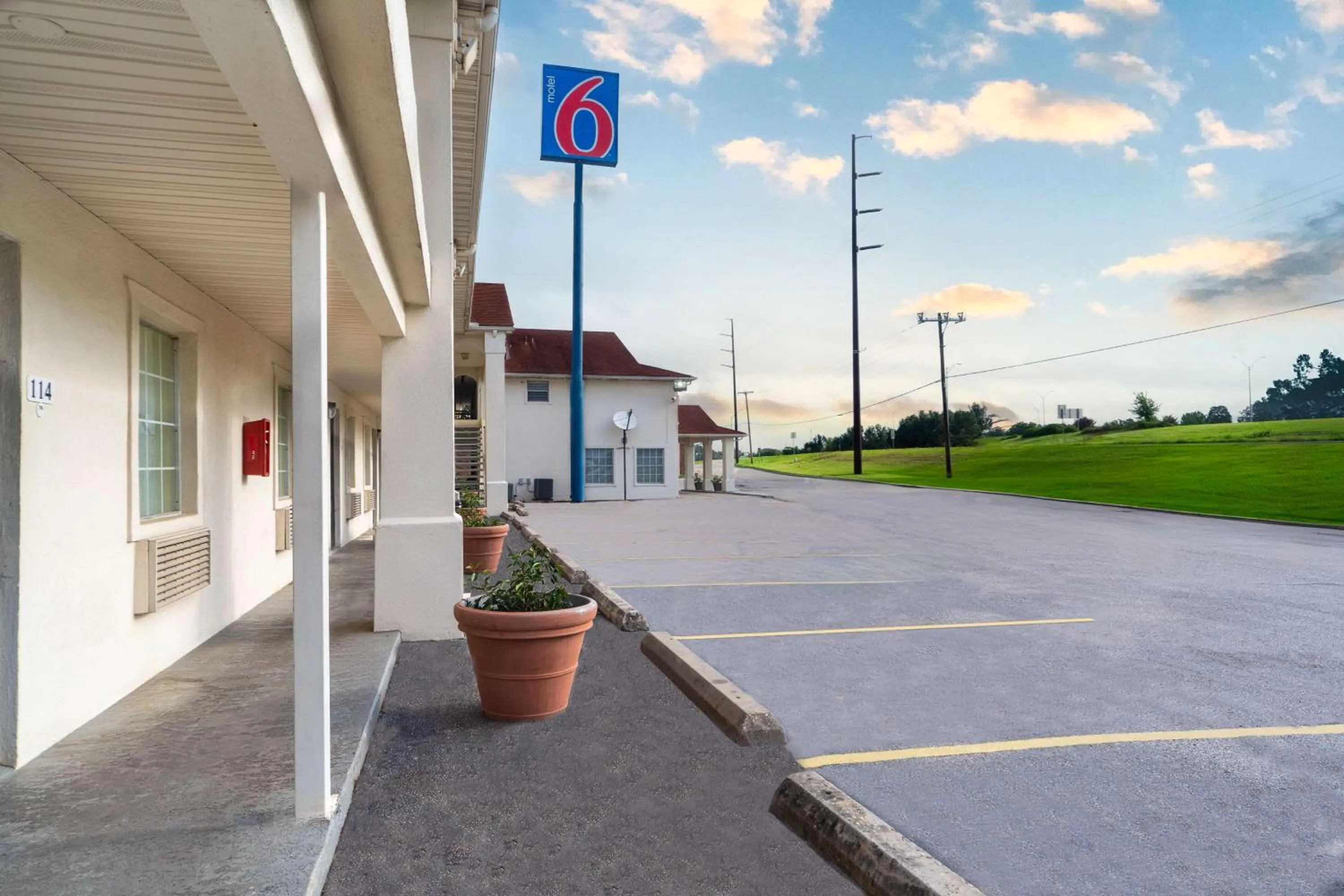 Property building in Motel 6-Livingston, TX