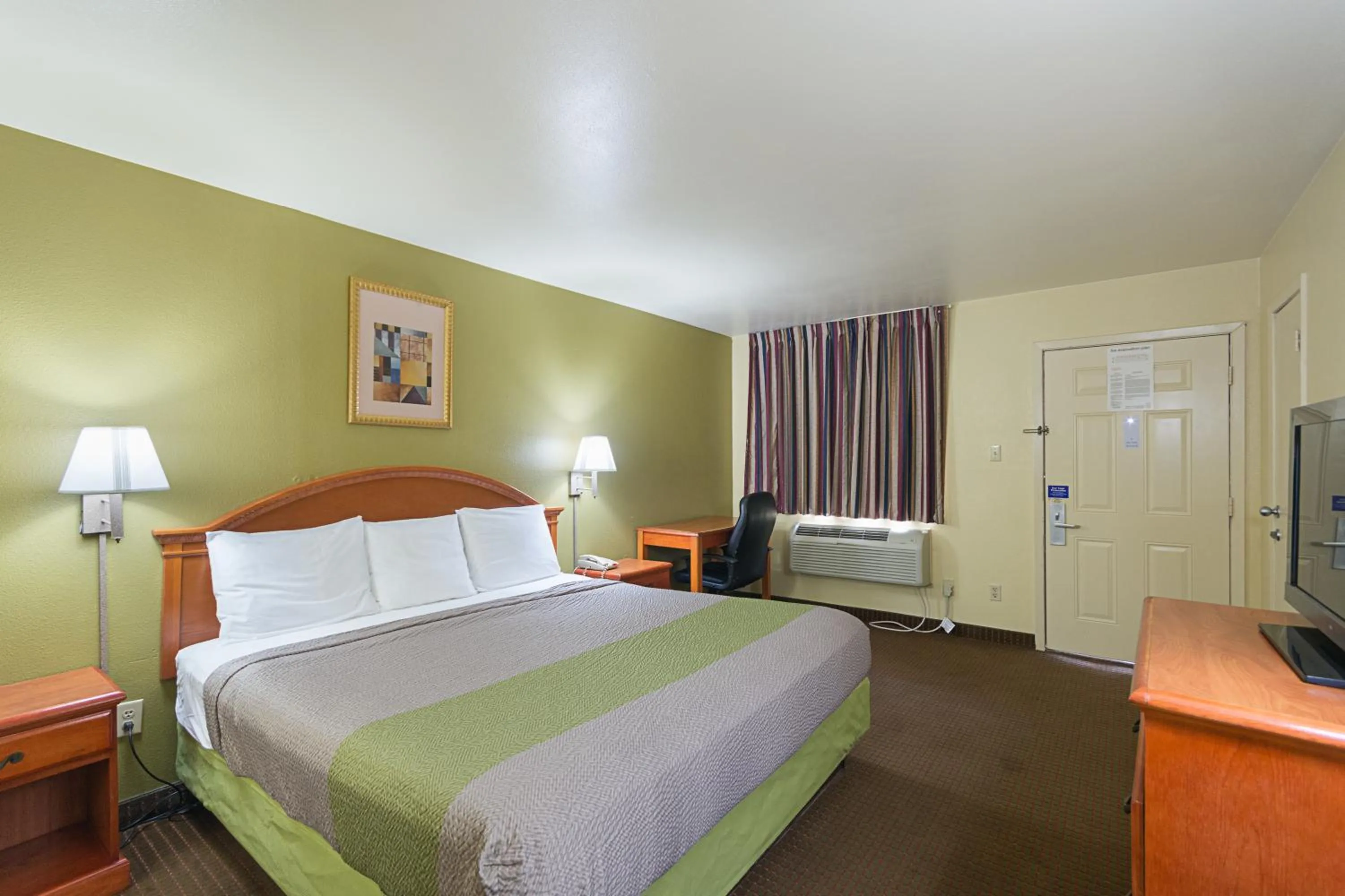 Photo of the whole room, Bed in Motel 6-Livingston, TX