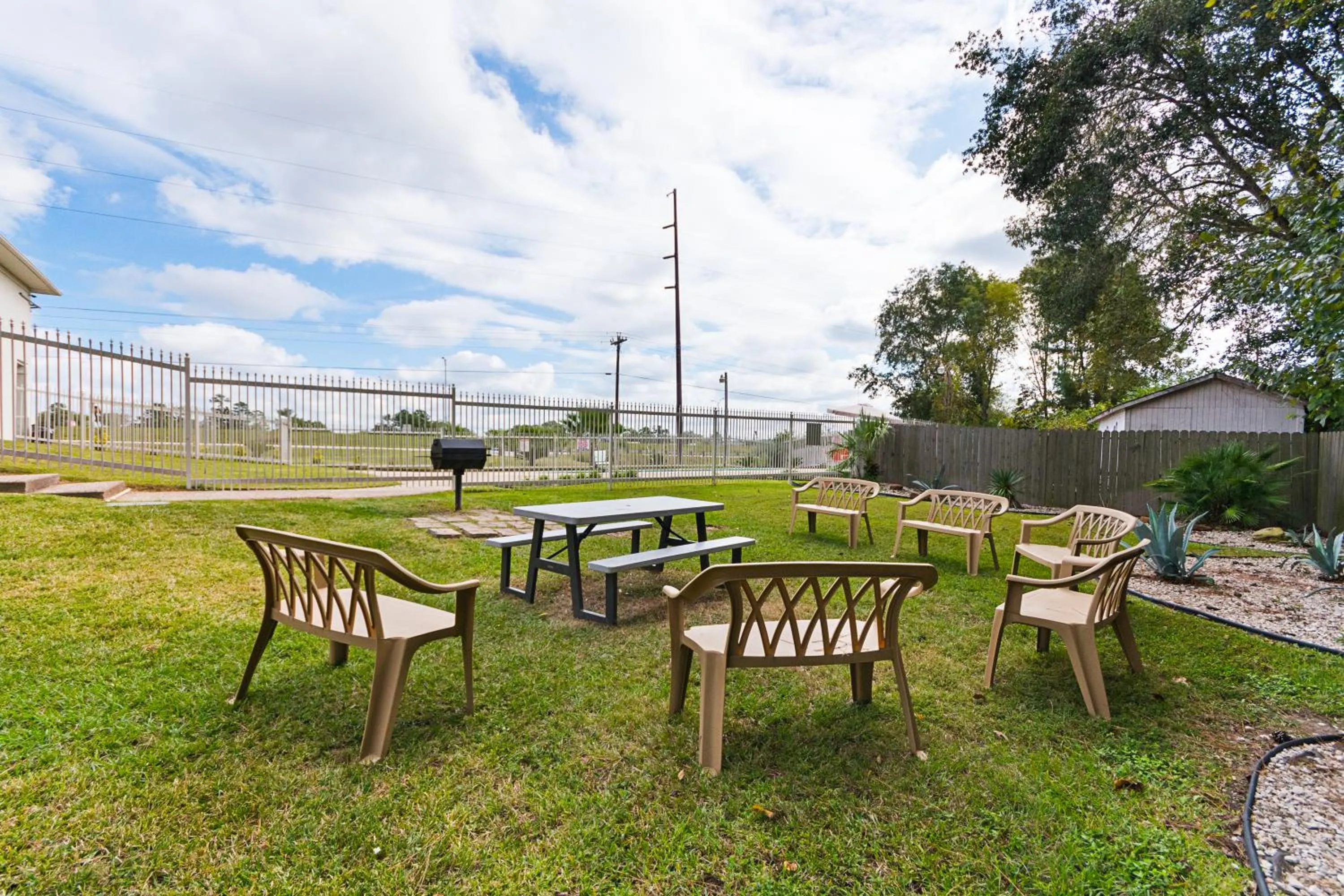 BBQ facilities in Motel 6-Livingston, TX