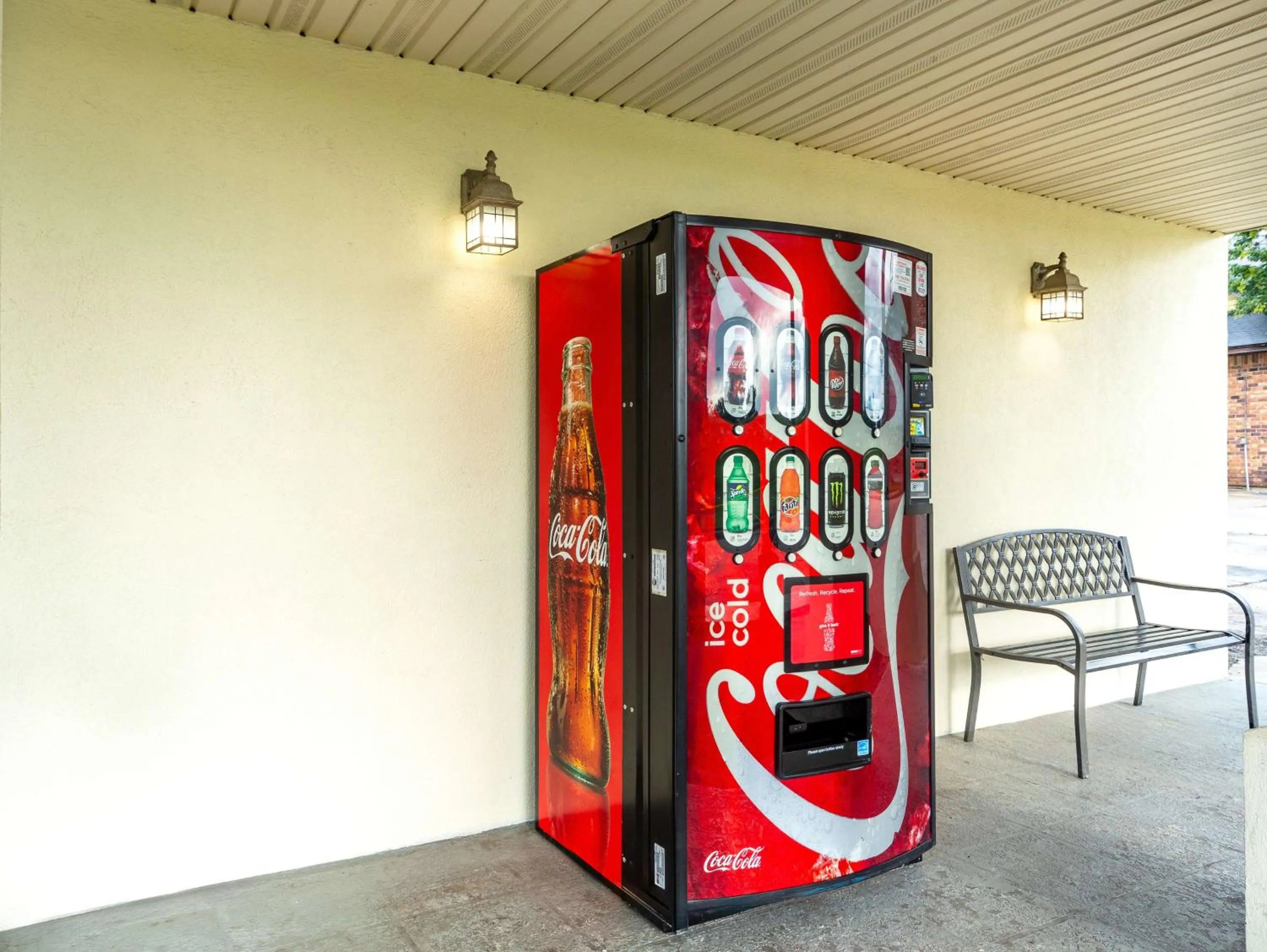 Property building in Motel 6-Livingston, TX