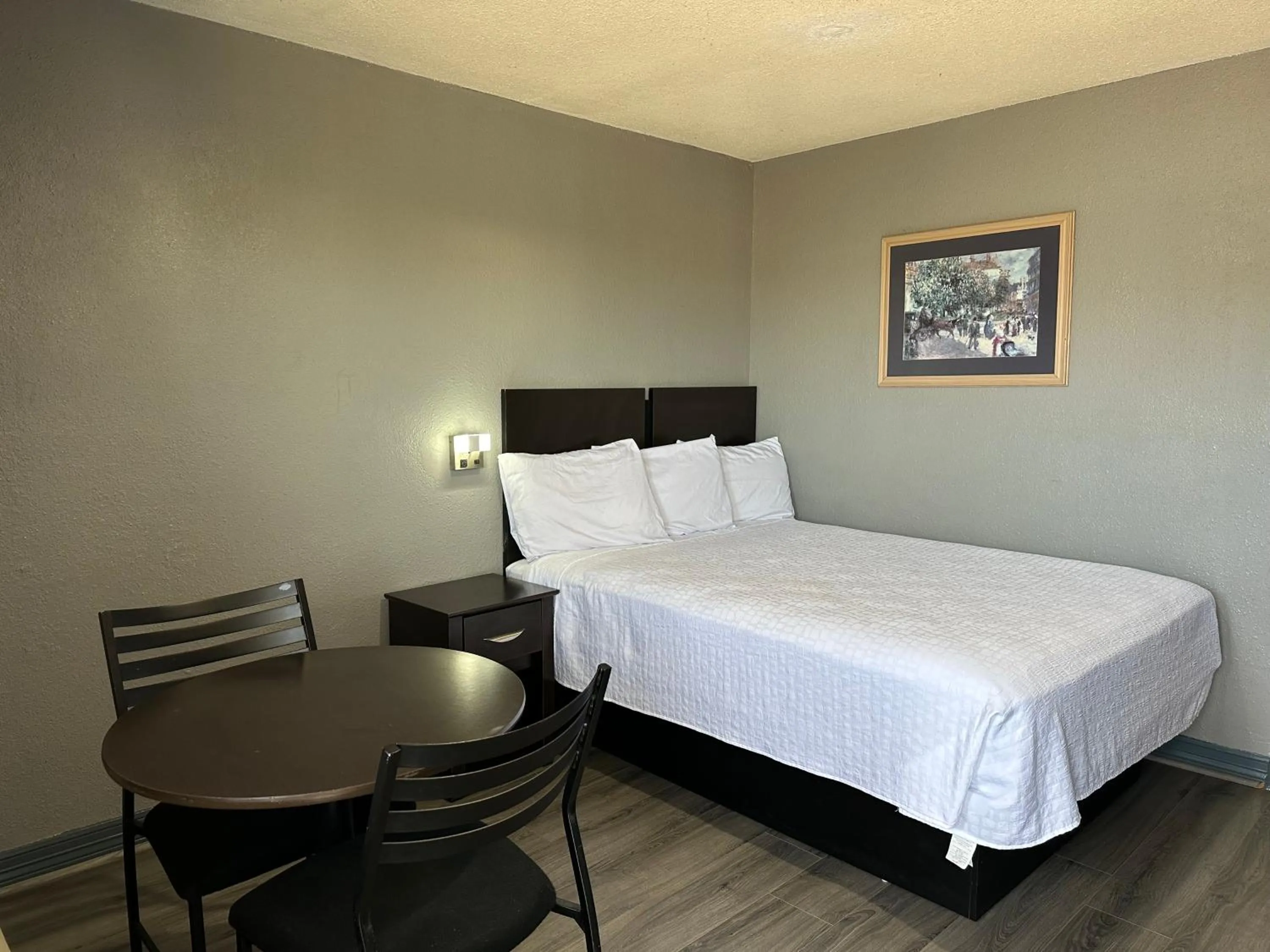 Bed in Americas Best Value Inn and Suites Groves