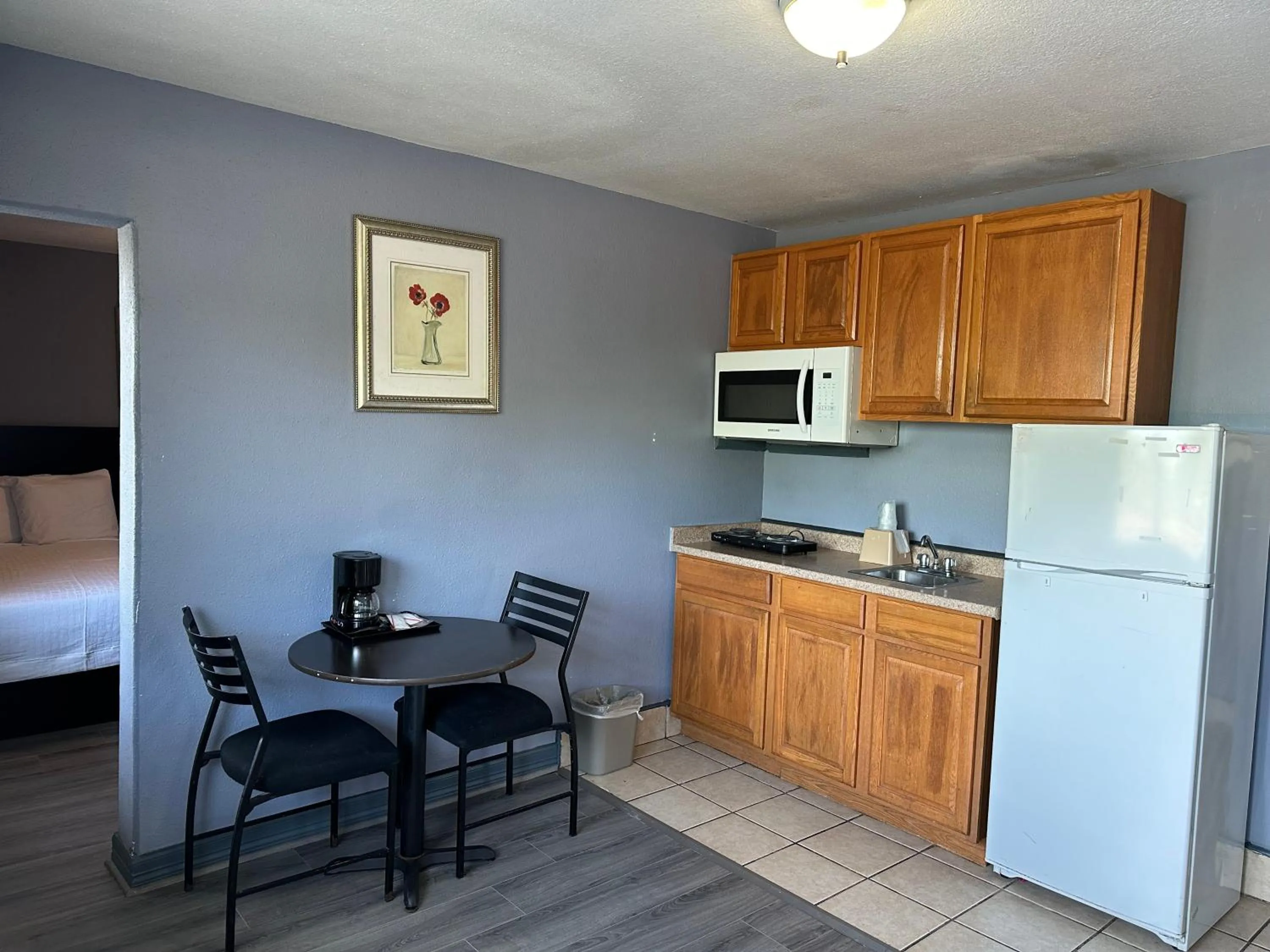 Kitchen or kitchenette in Americas Best Value Inn and Suites Groves