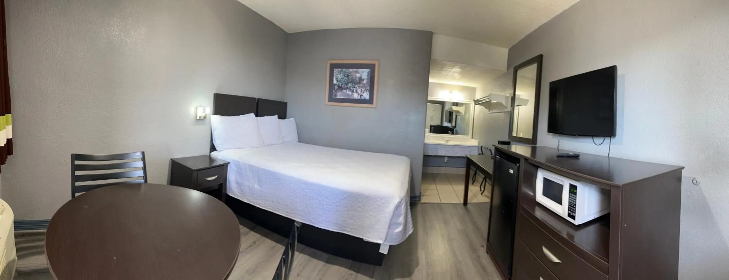 TV and multimedia, Bed in Americas Best Value Inn and Suites Groves