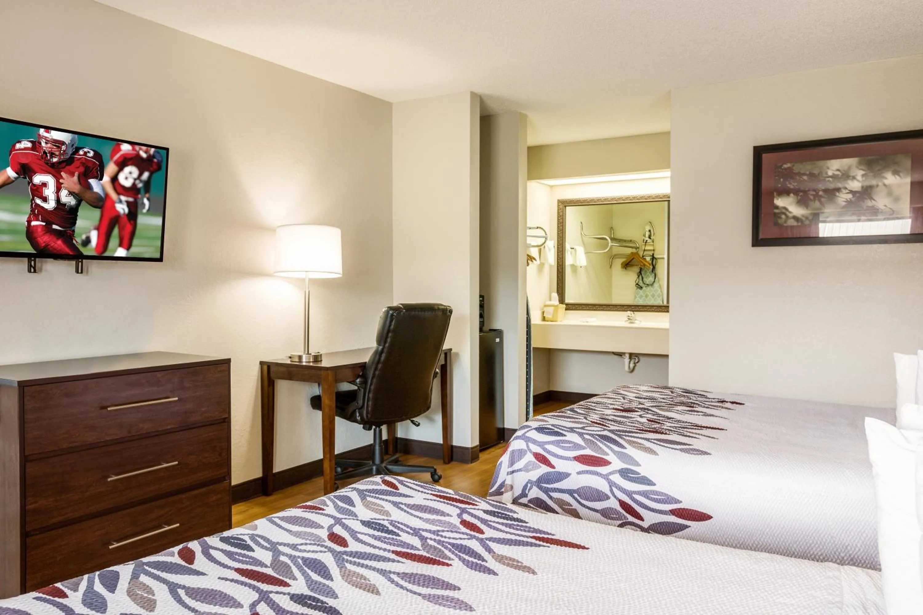 Photo of the whole room, Bed in Red Roof Inn Fayetteville I-95