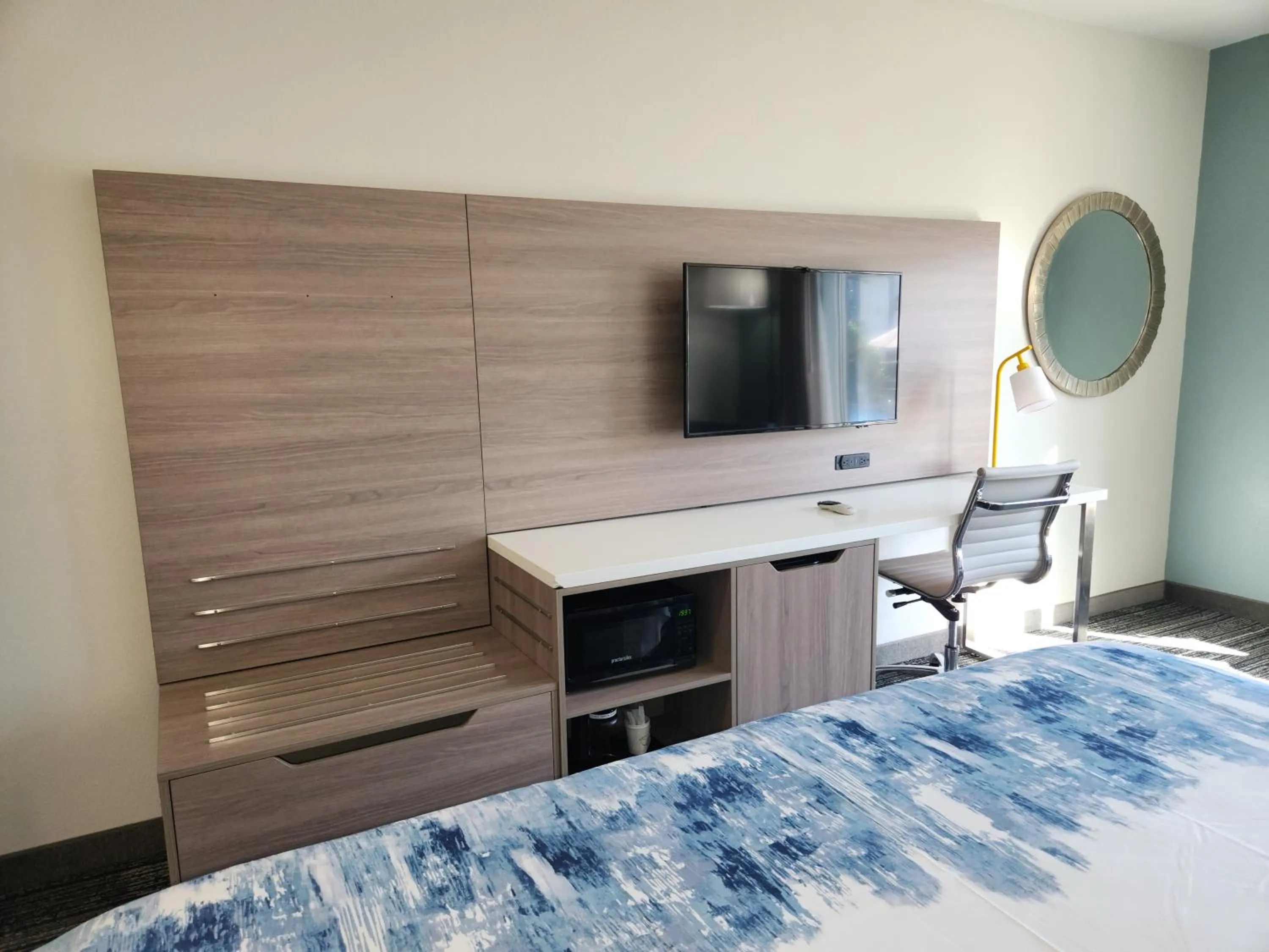 Bed in Americas Best Value Inn & Suites-Foley