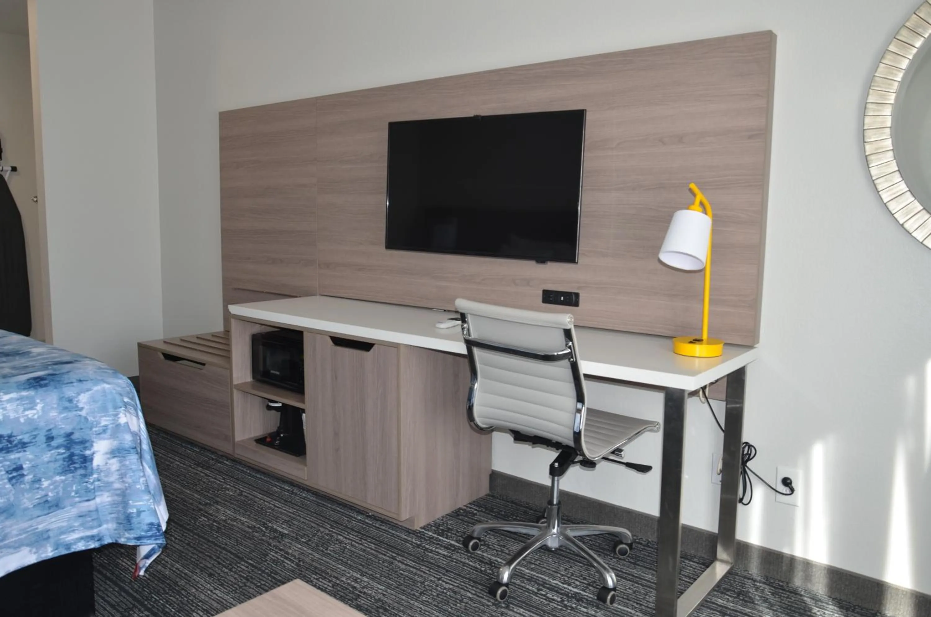 TV and multimedia in Americas Best Value Inn & Suites-Foley