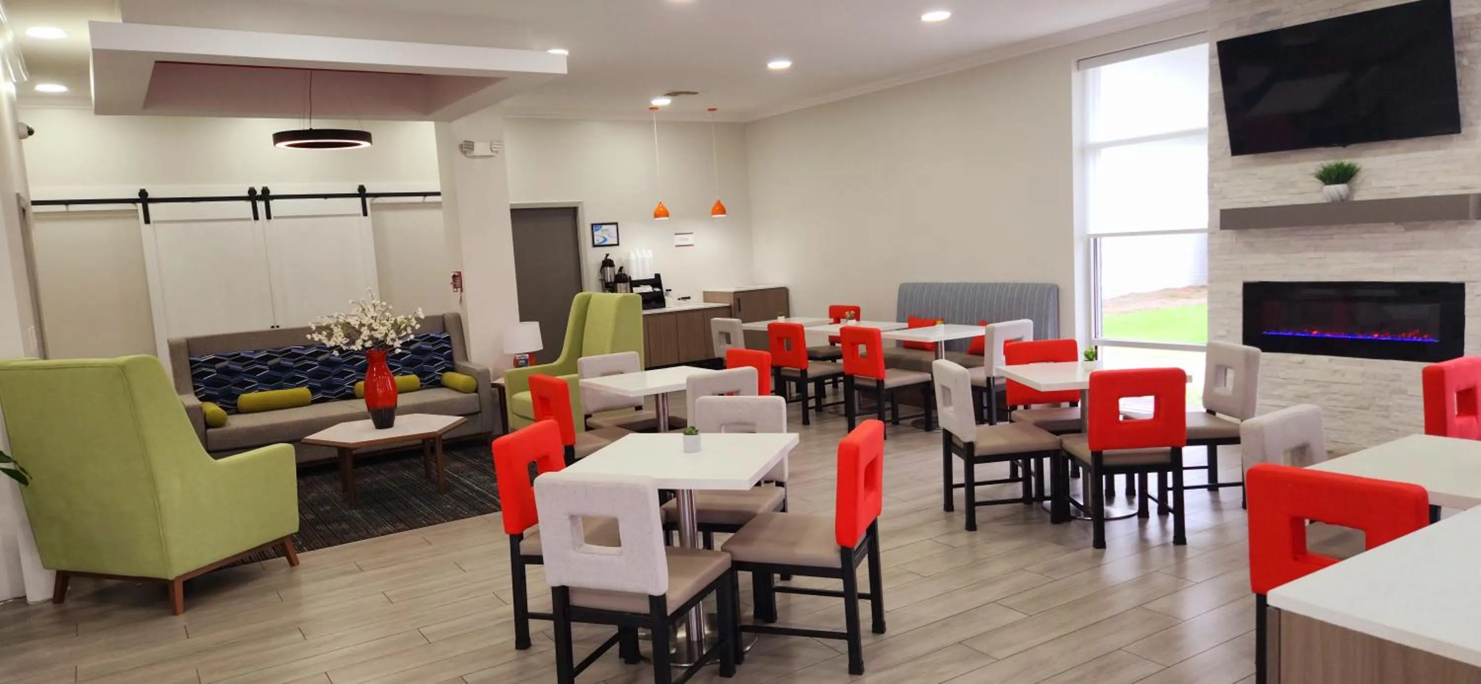 Communal lounge/ TV room in Americas Best Value Inn & Suites-Foley