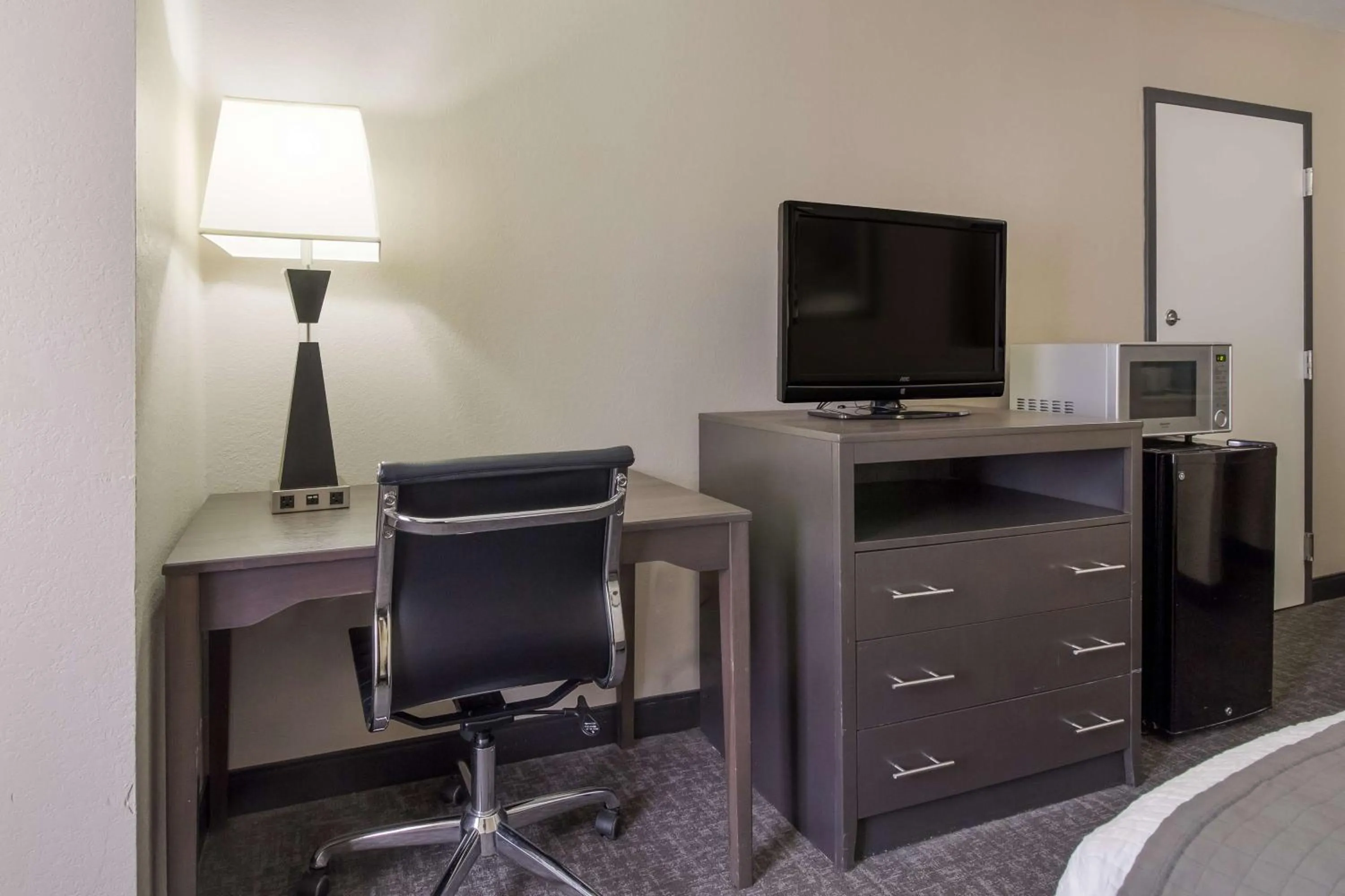 Bedroom in SureStay Plus Hotel by Best Western Houston Medical Center