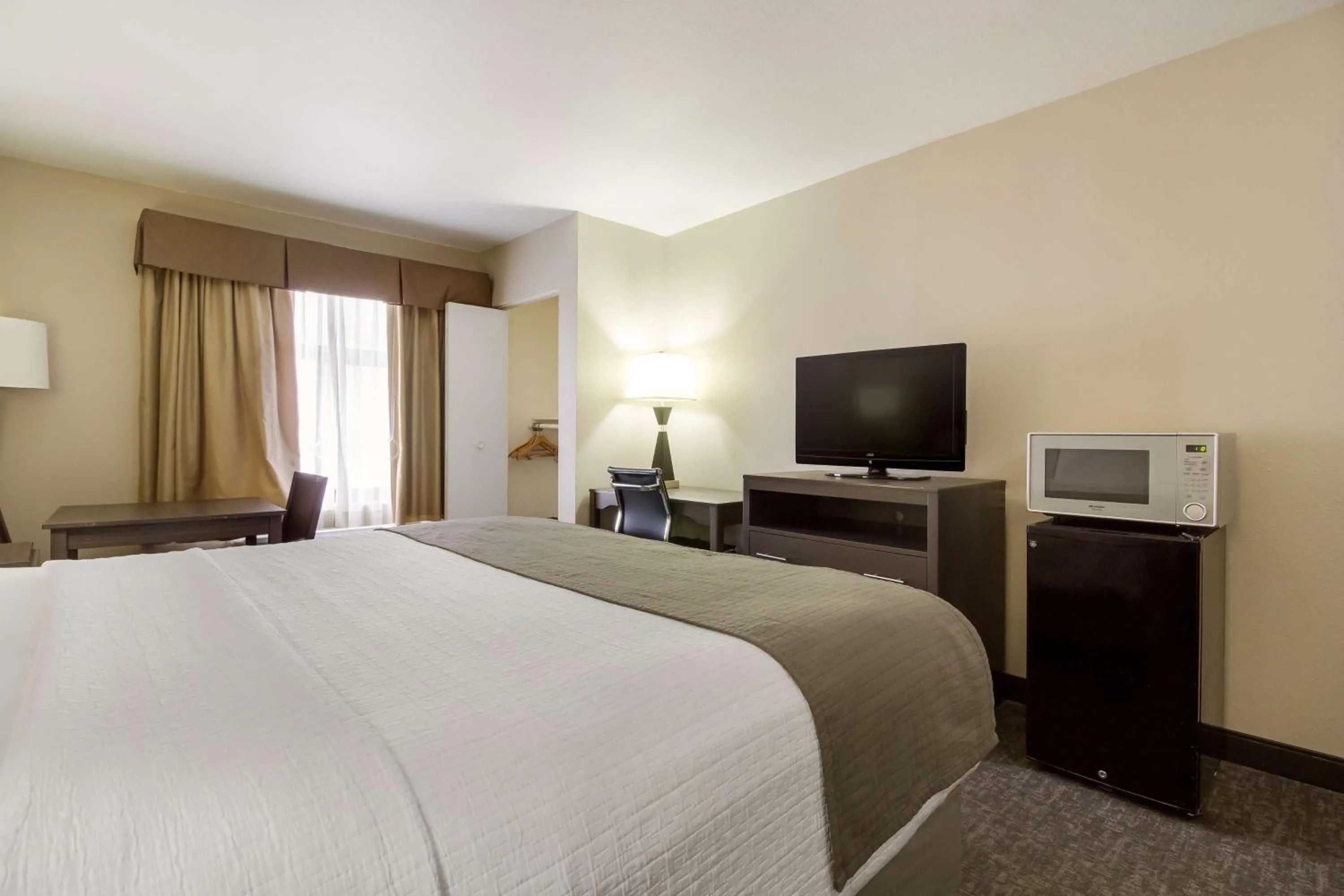 Bedroom in SureStay Plus Hotel by Best Western Houston Medical Center