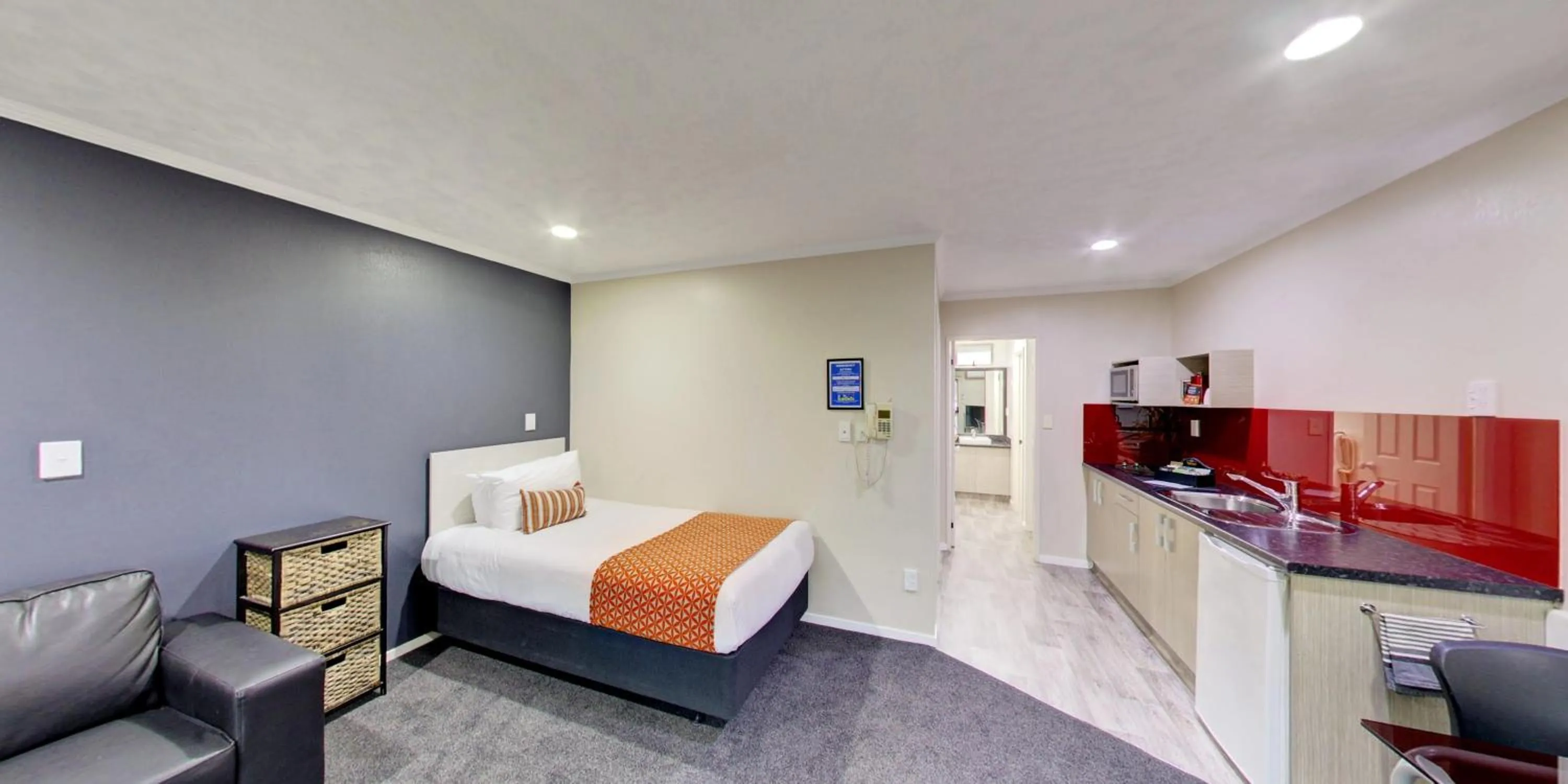 Kitchen or kitchenette, Bed in Capri on Fenton