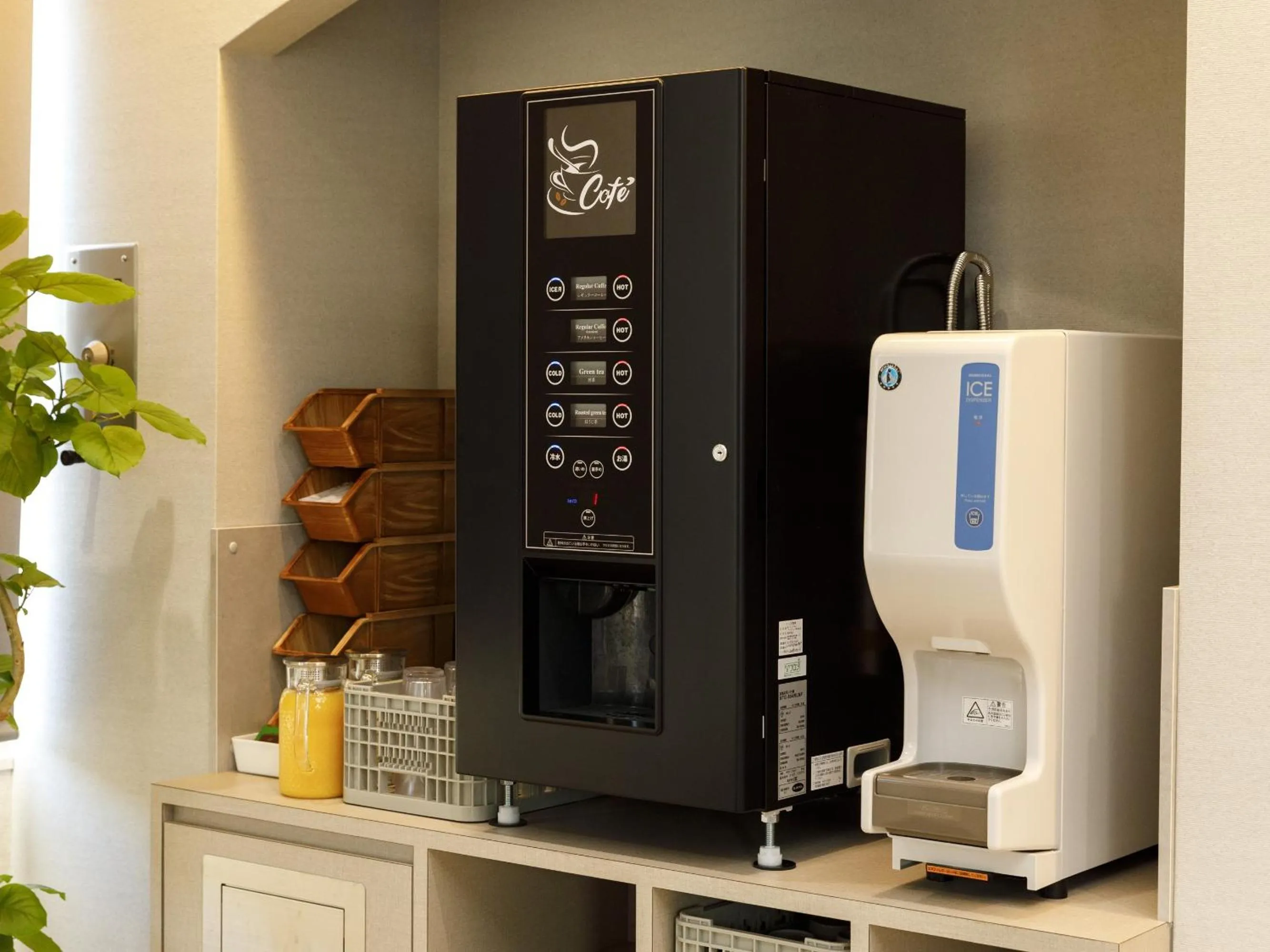 Coffee/tea facilities in Inuyama Miyako Hotel