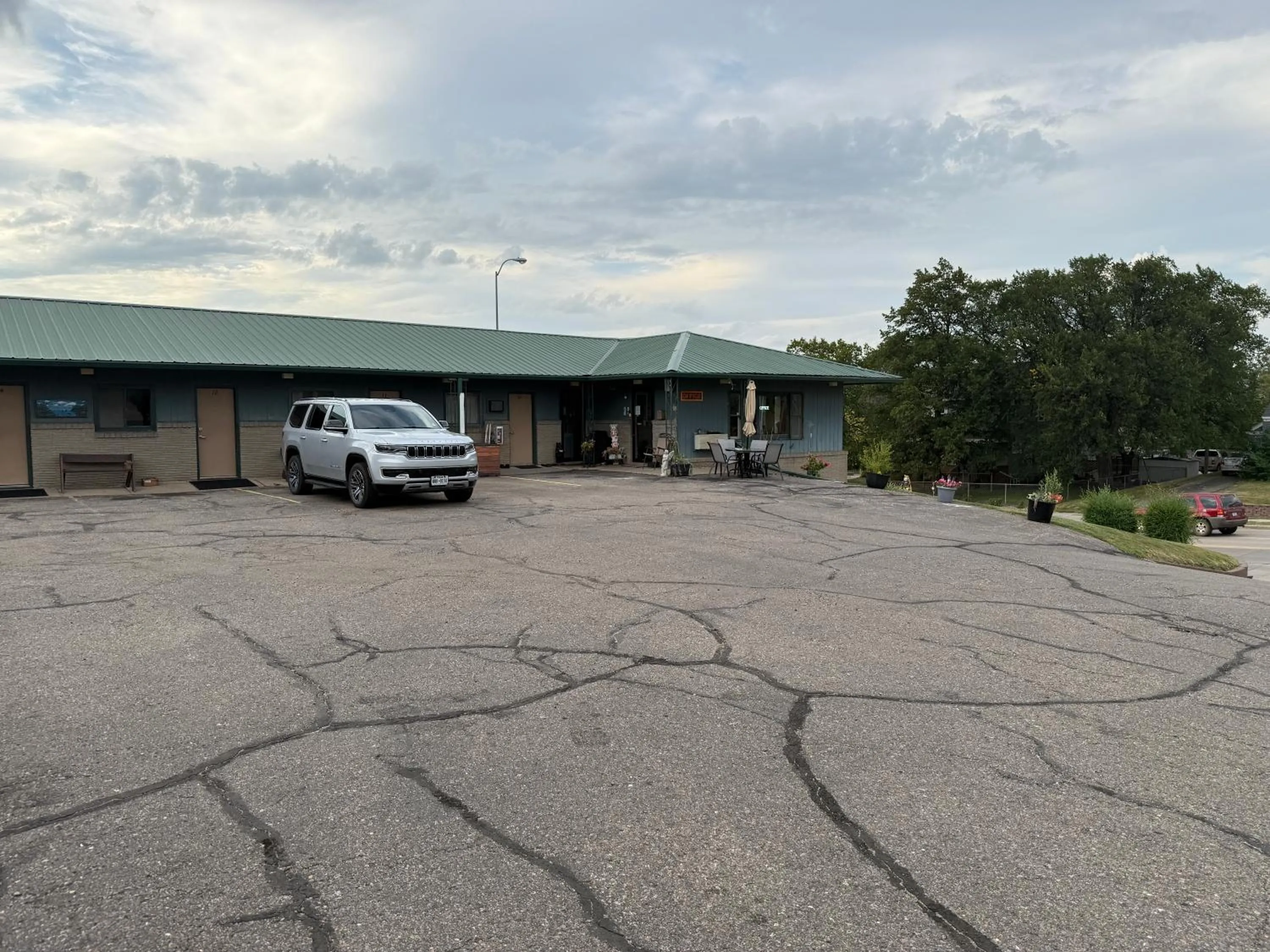 Parking in Hotel O Bel Aire Chamberlain SD I 90