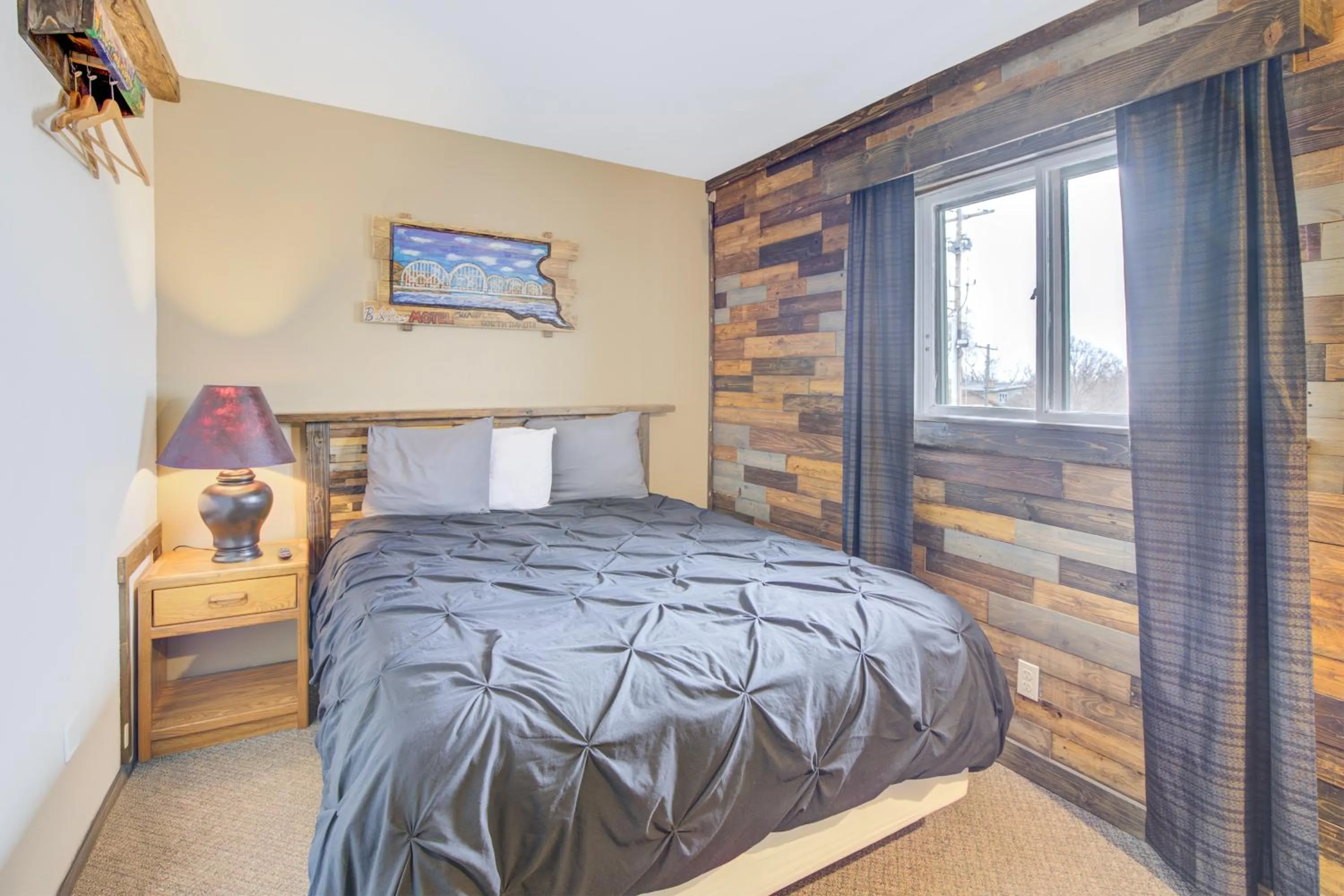 Bedroom, Bed in Bel Aire Motel Chamberlain Near Missouri River I 90