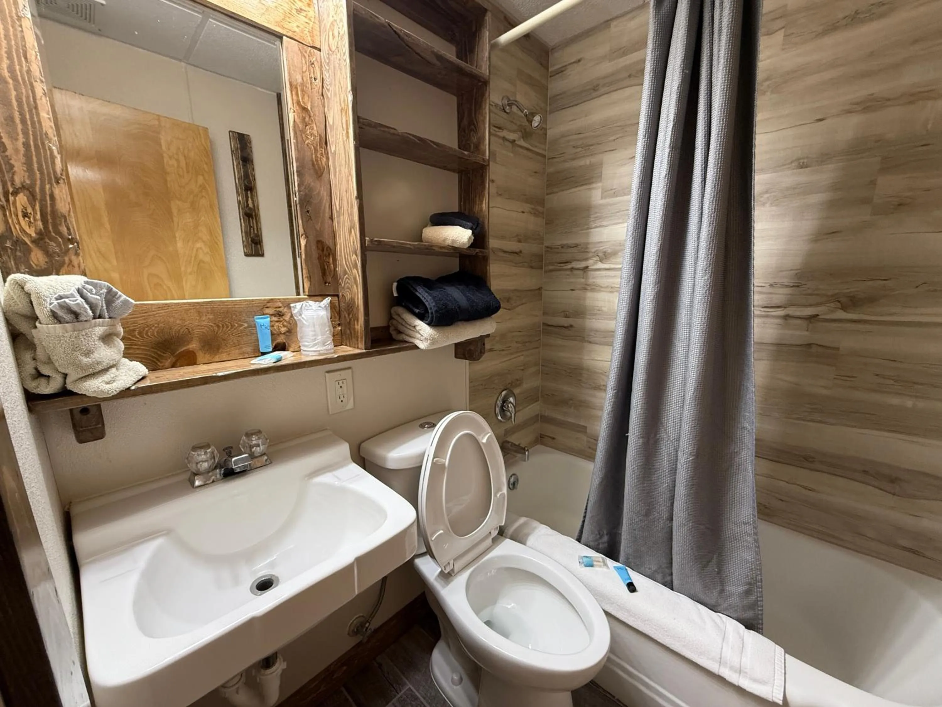 Bathroom in Hotel O Bel Aire Chamberlain SD I 90