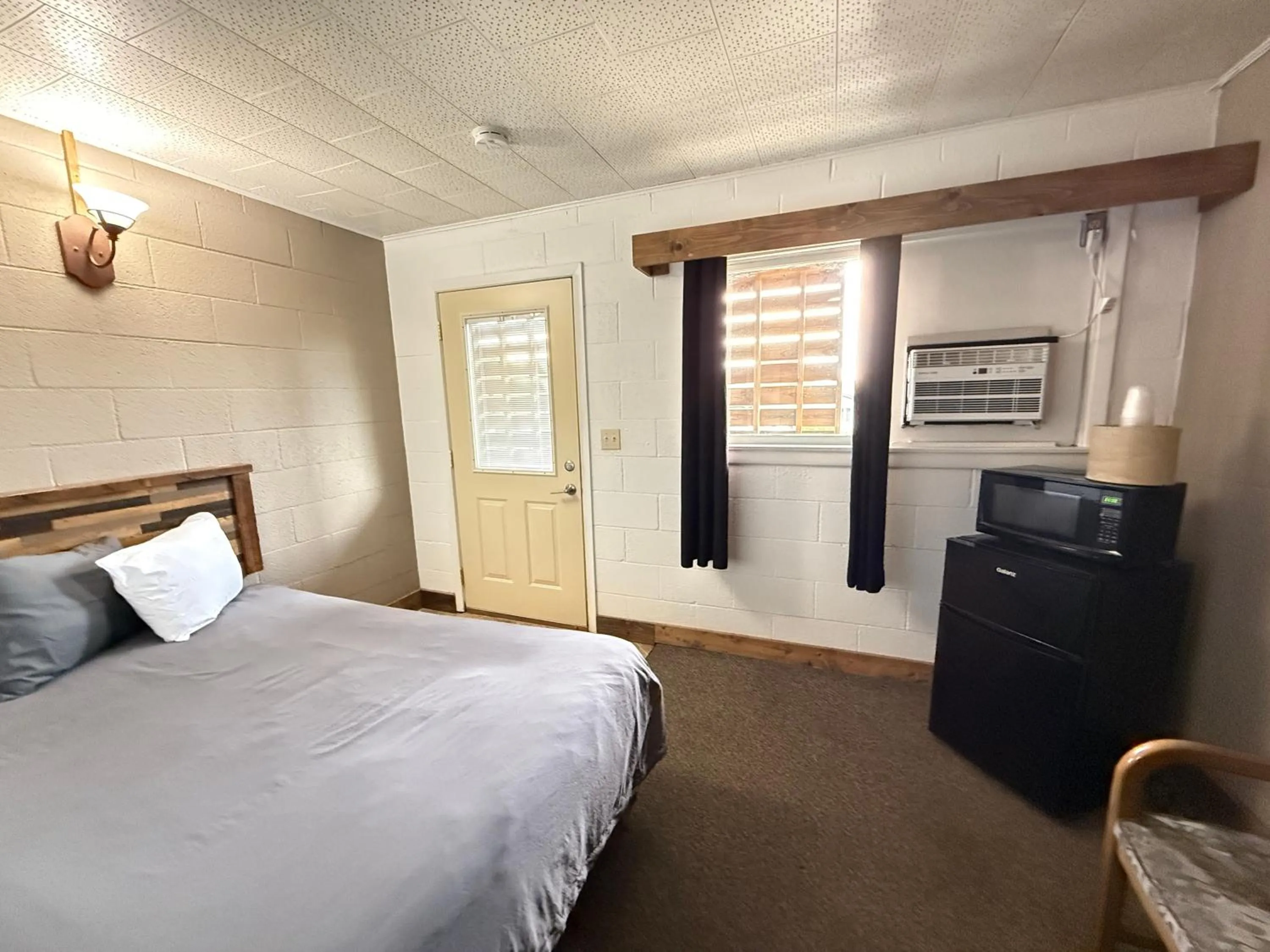 Bedroom, Bed in Hotel O Bel Aire Chamberlain SD I 90