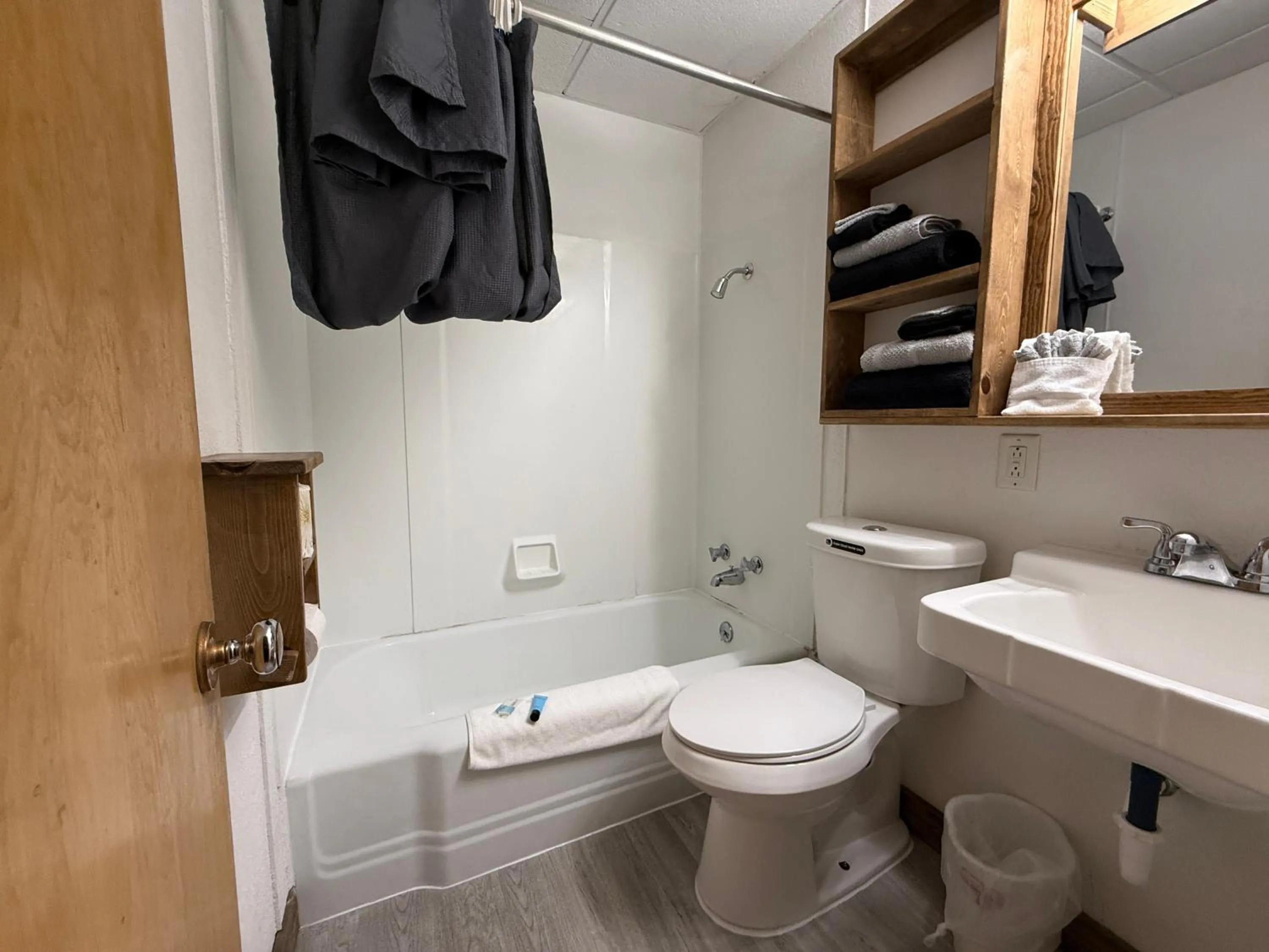 Bathroom in Hotel O Bel Aire Chamberlain SD I 90