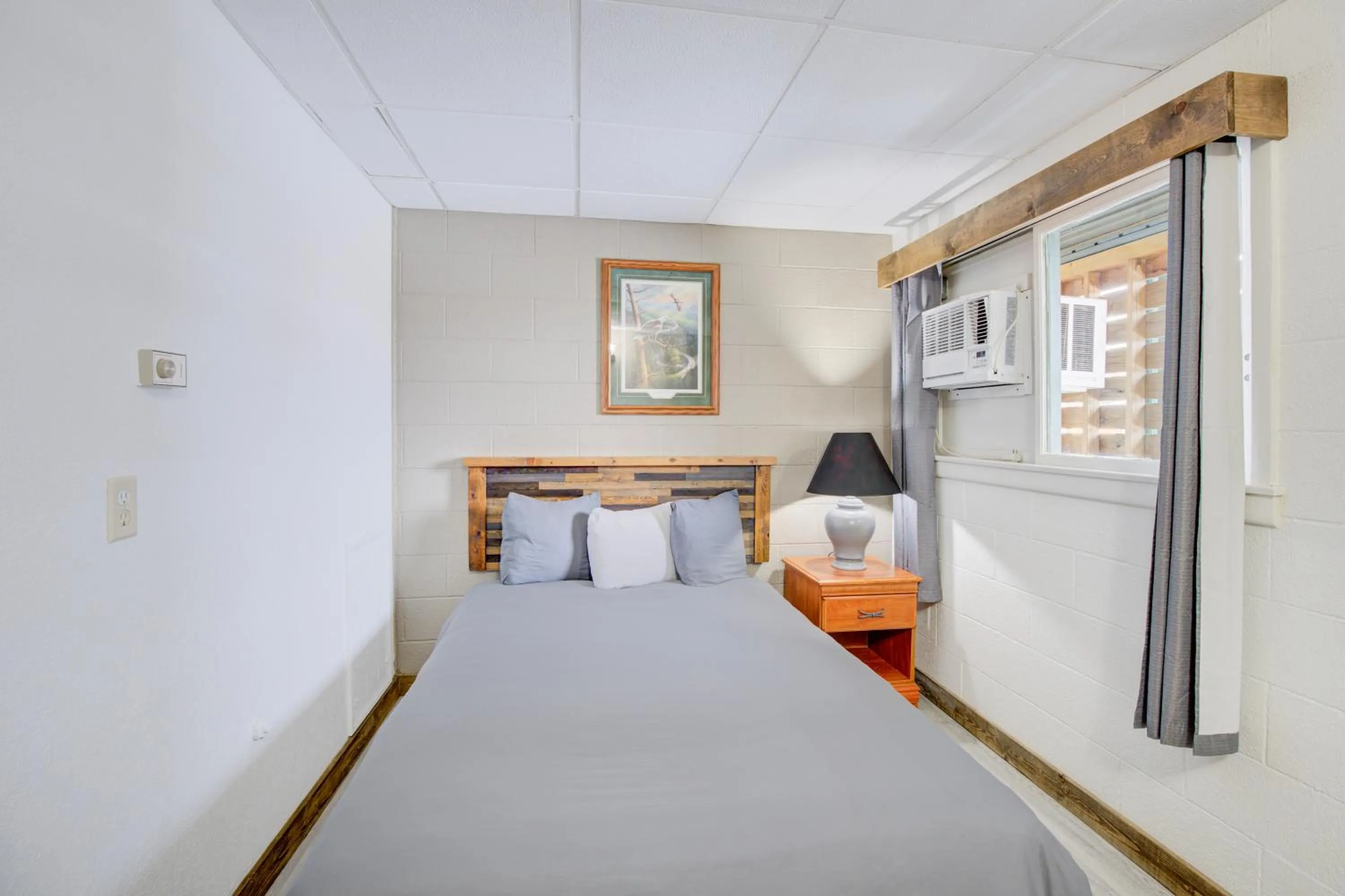 Bedroom, Bed in Bel Aire Motel Chamberlain Near Missouri River I 90