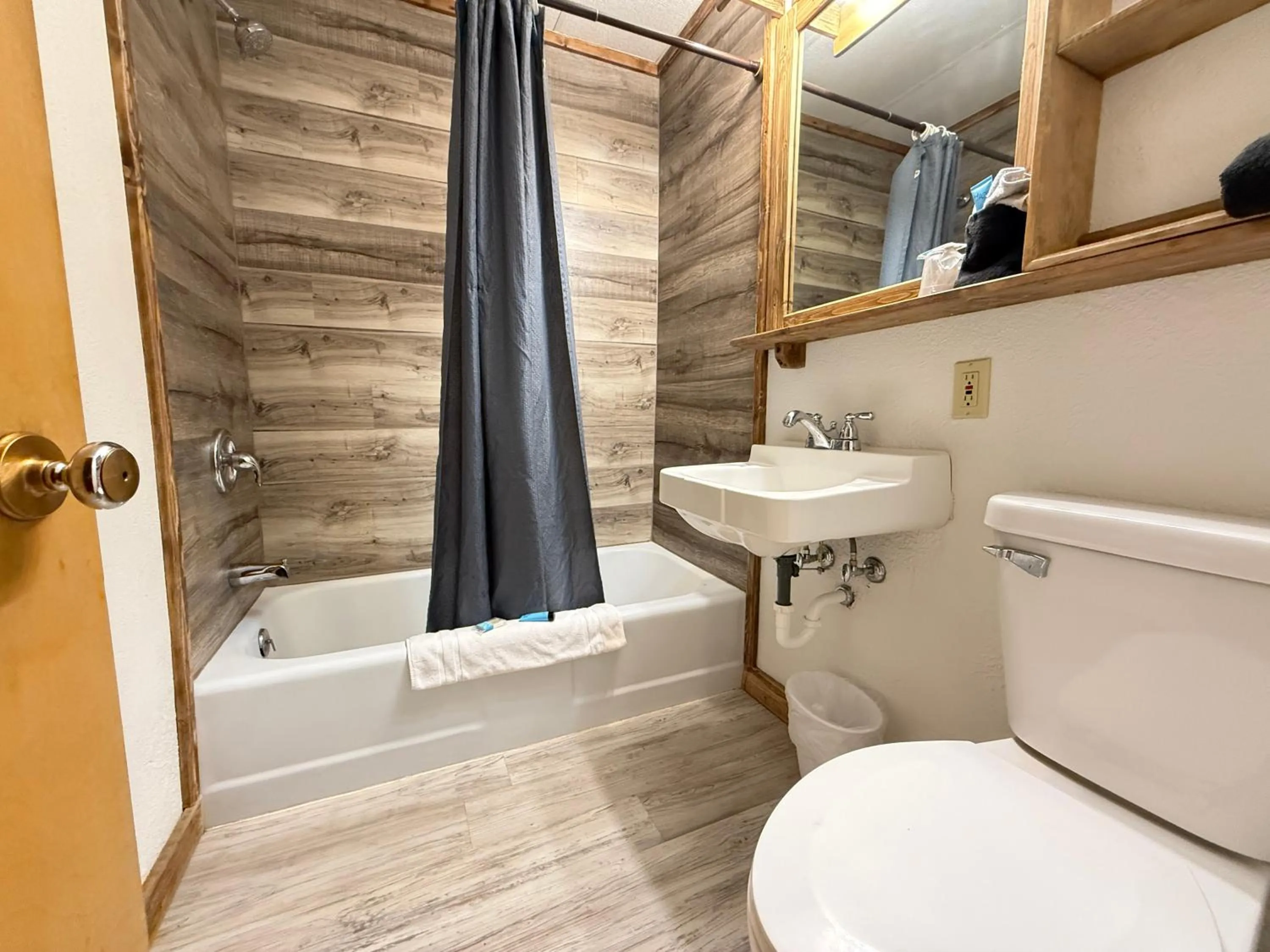 Bathroom in Hotel O Bel Aire Chamberlain SD I 90