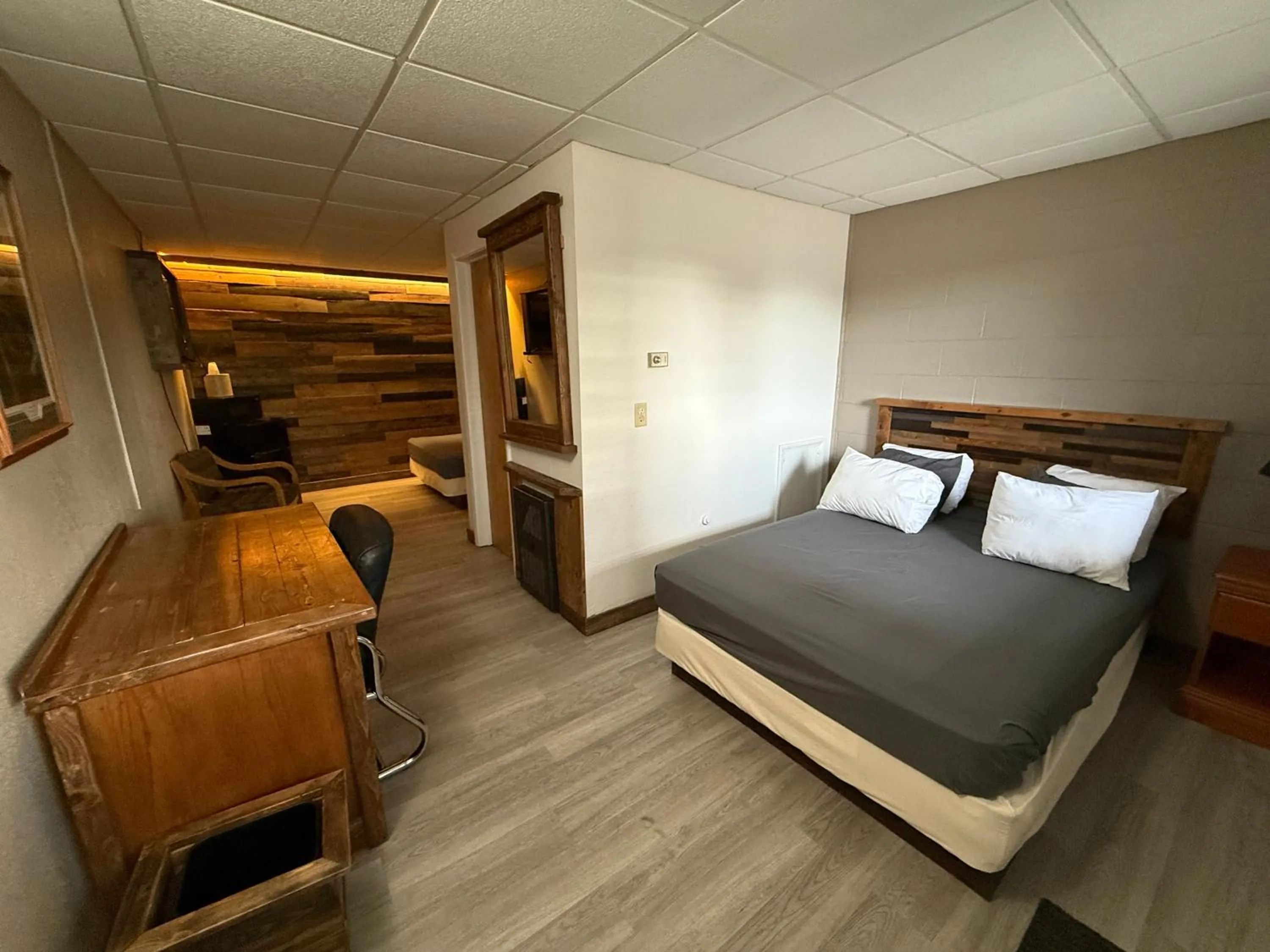 Bedroom, Bed in Hotel O Bel Aire Chamberlain SD I 90