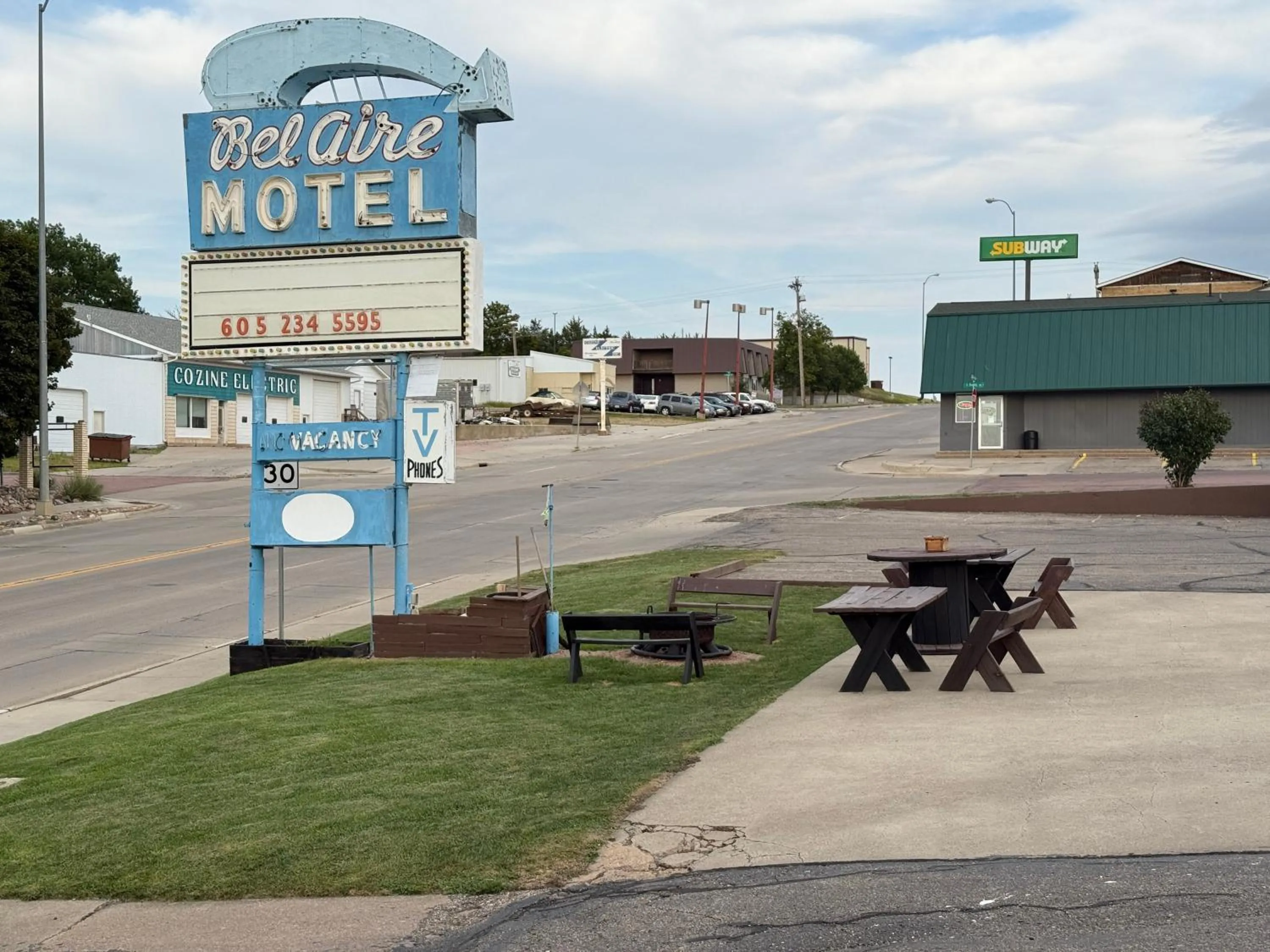 Street view in Hotel O Bel Aire Chamberlain SD I 90