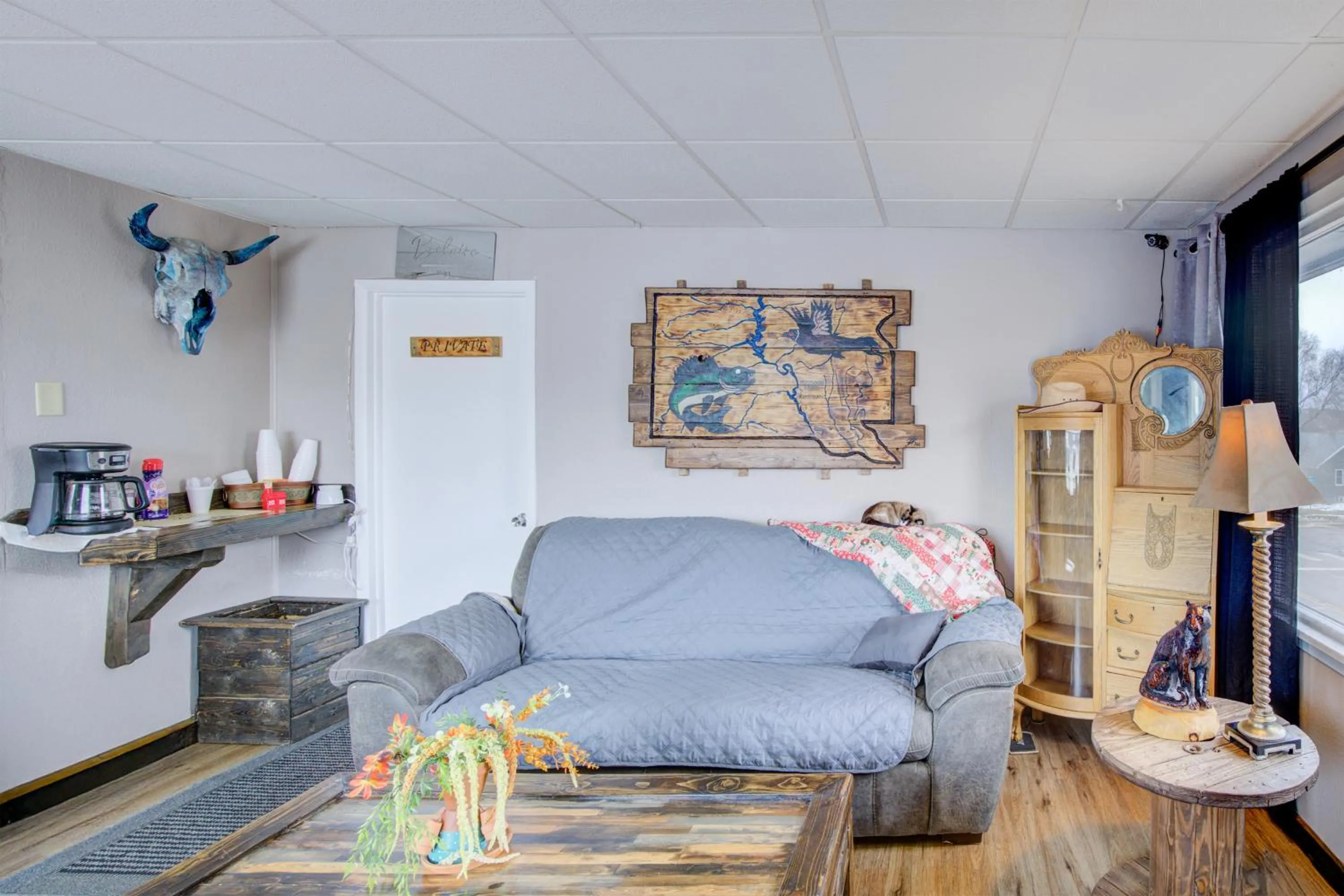 Seating area in Bel Aire Motel Chamberlain Near Missouri River I 90