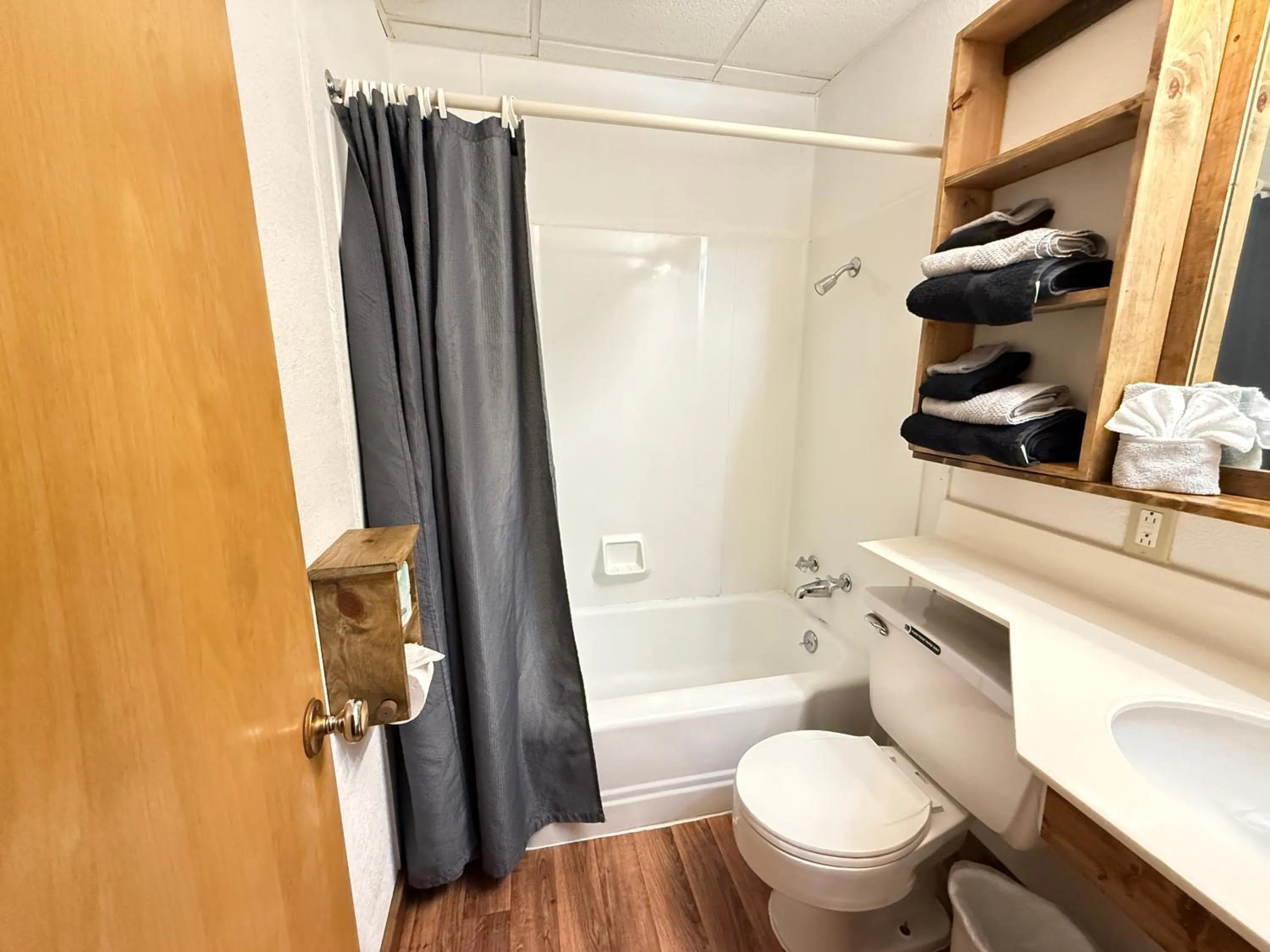 Bathroom in Hotel O Bel Aire Chamberlain SD I 90